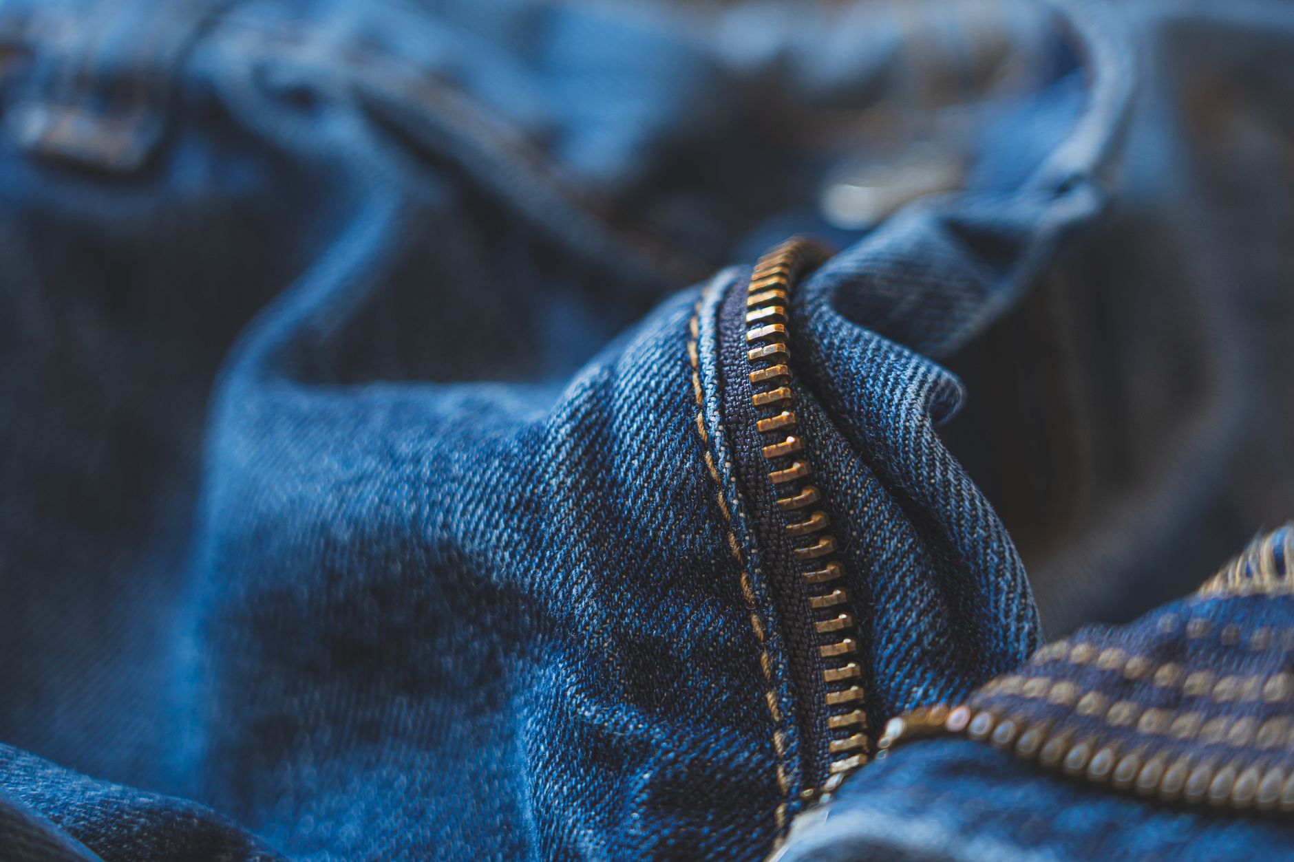 Dettaglio delle tasche di un paio di jeans blu