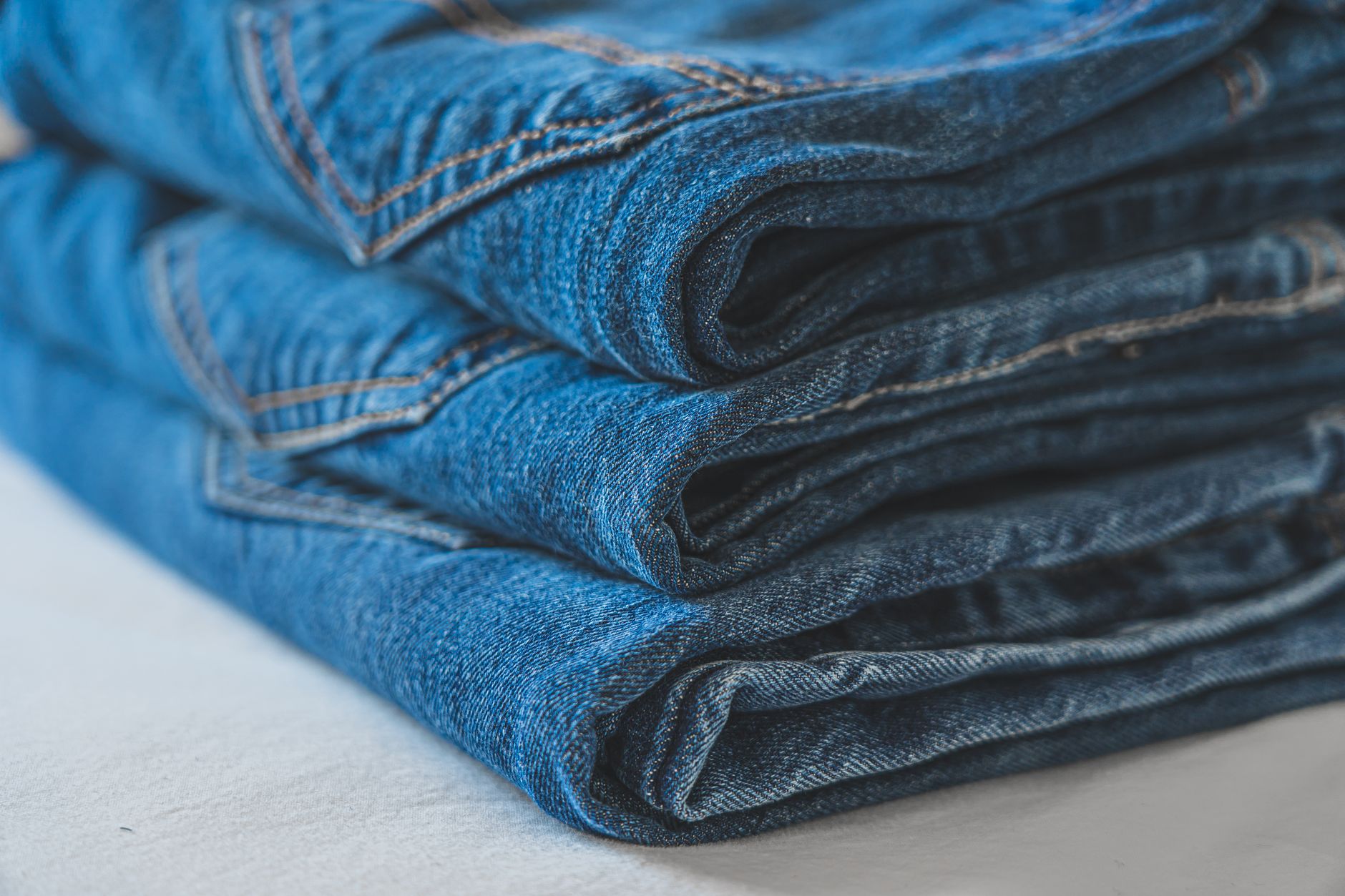 Il piccolo taschino cucito sulla tasca dei jeans