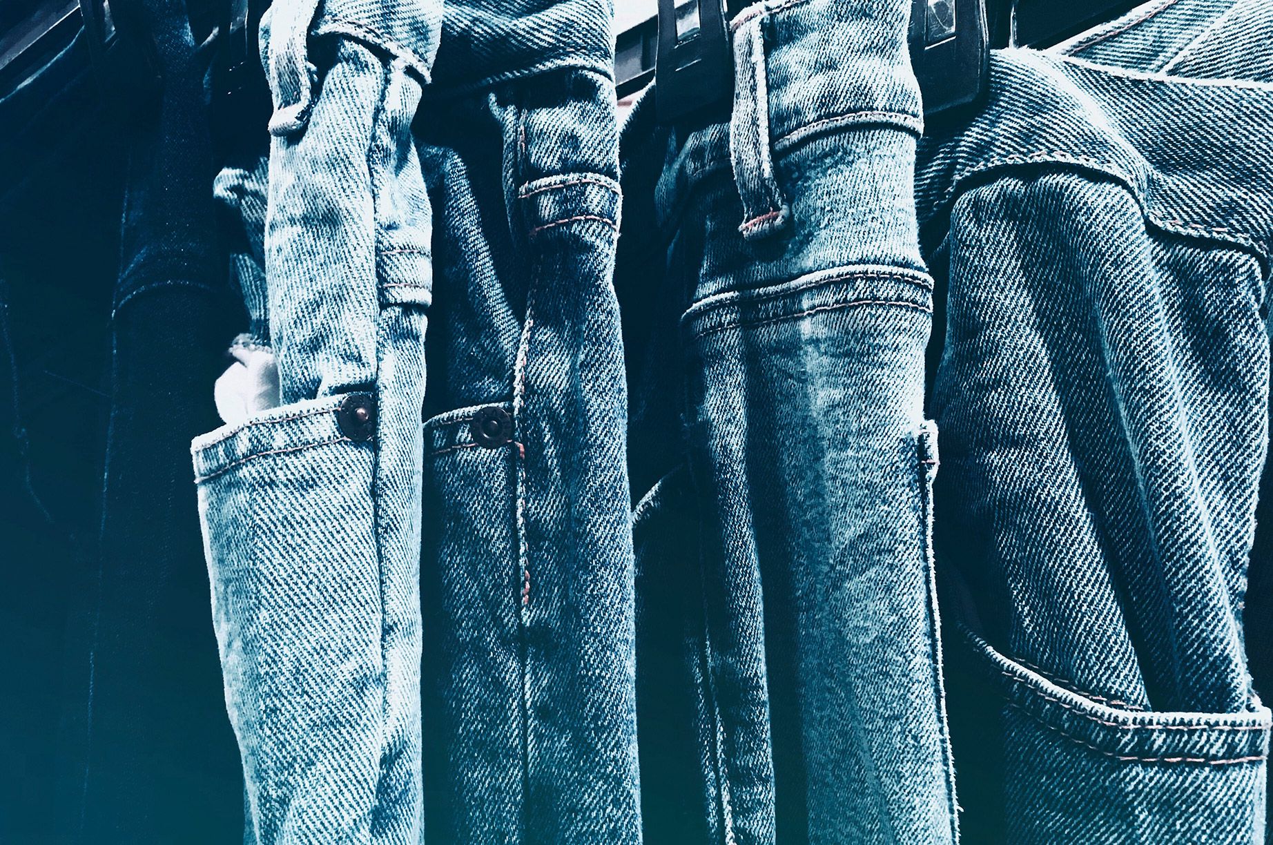 Tessuto denim ravvicinato con cuciture a vista