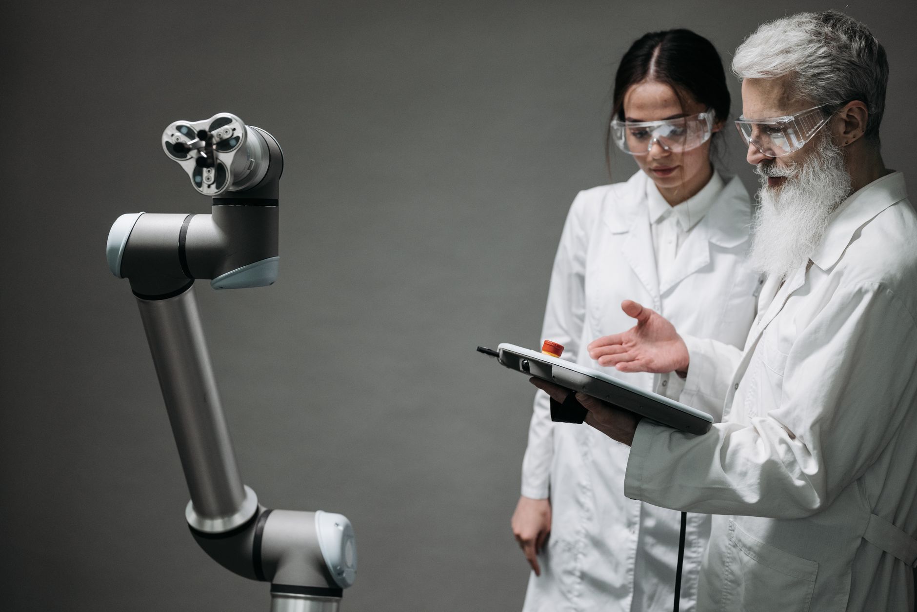Ricercatore osserva dati su schermi in un laboratorio tecnologico
