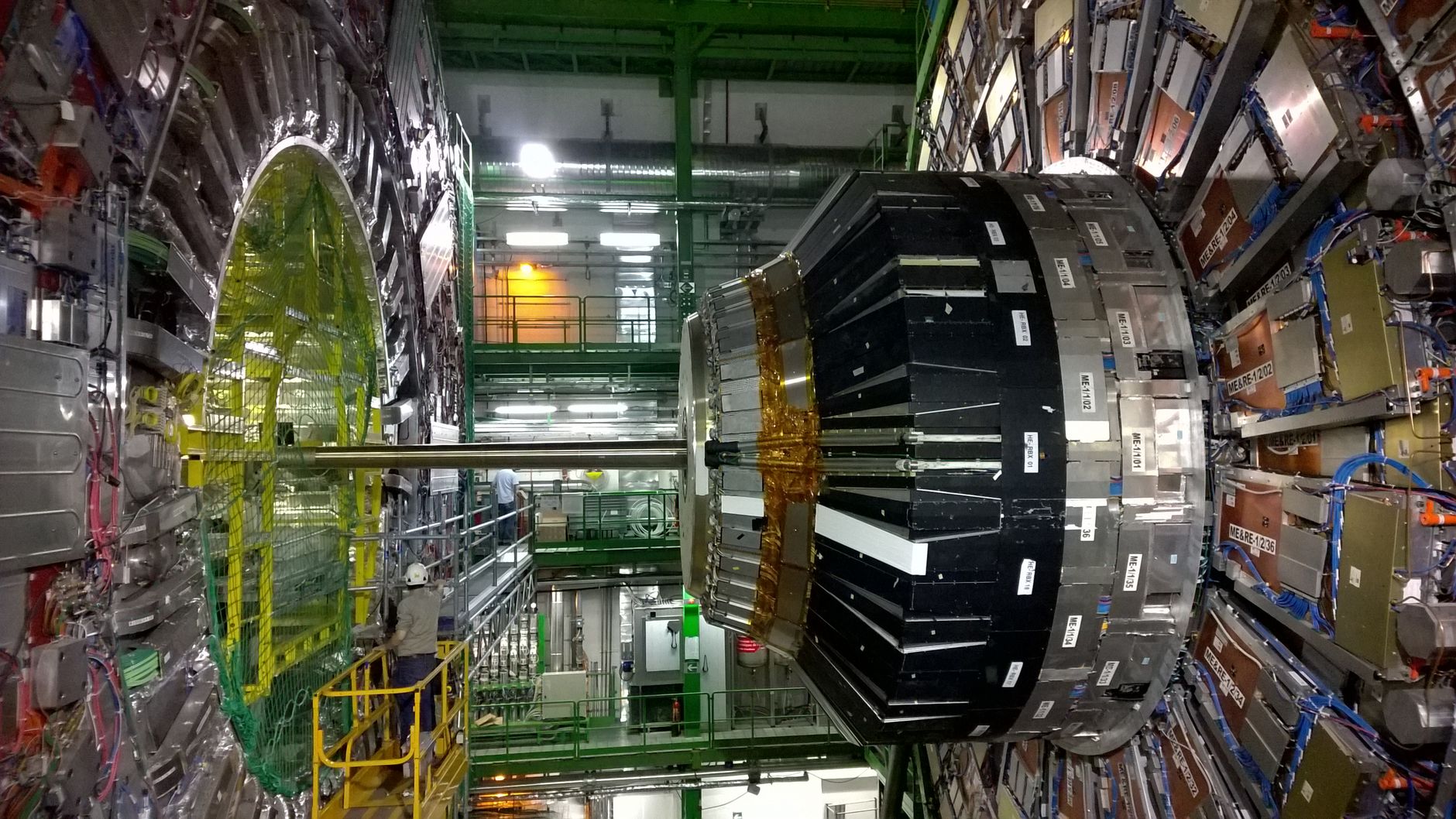 Grande apparato scientifico in un laboratorio di fisica