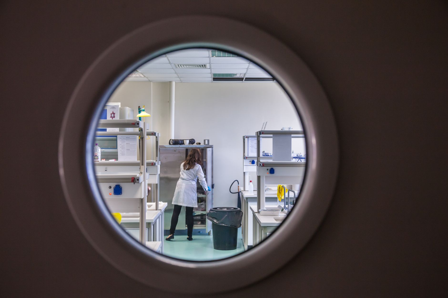 Laboratorio scientifico con strumentazione avanzata