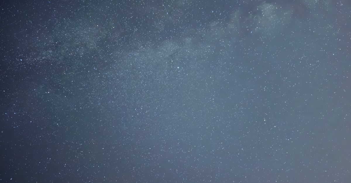 La Via Lattea che attraversa il cielo notturno stellato