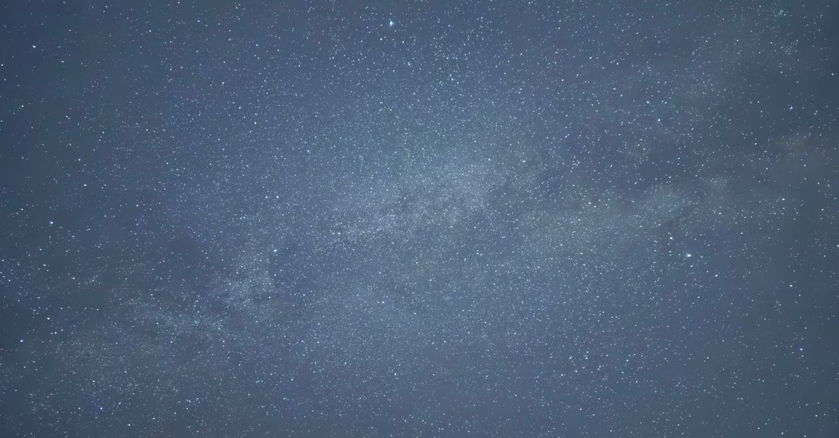 Cielo notturno ricco di stelle e polveri galattiche