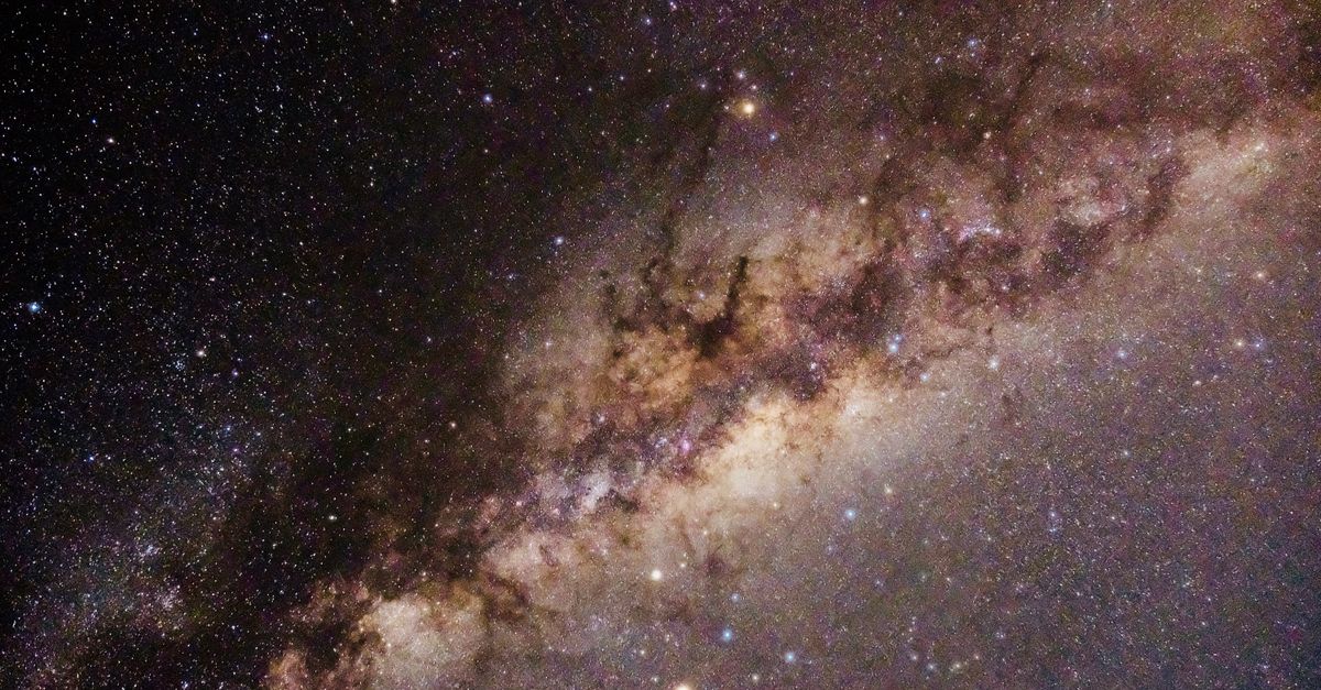 Nebulosa e stelle nella profondità dello spazio