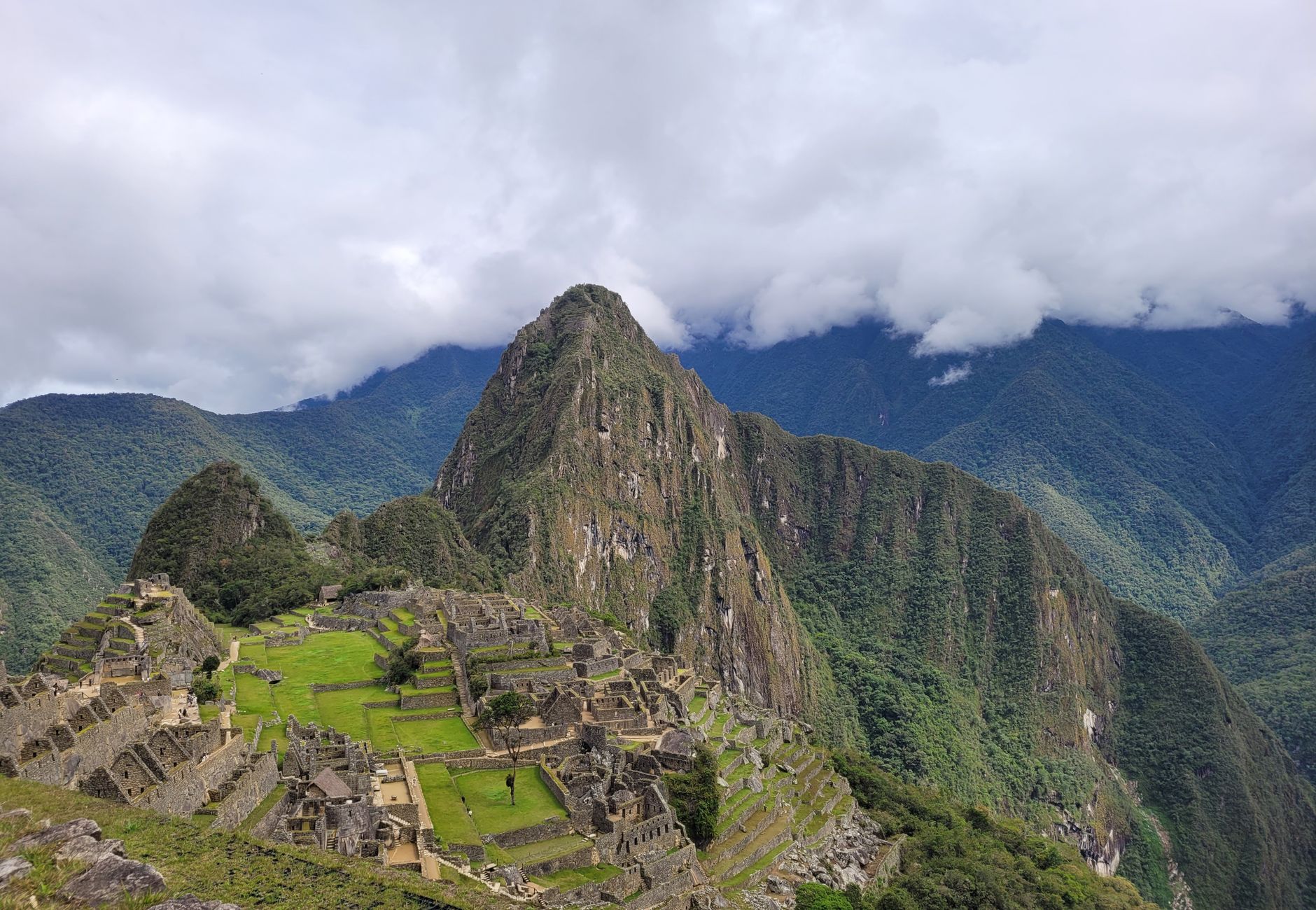 Veduta della cittadella inca di Machu Picchu tra le montagne