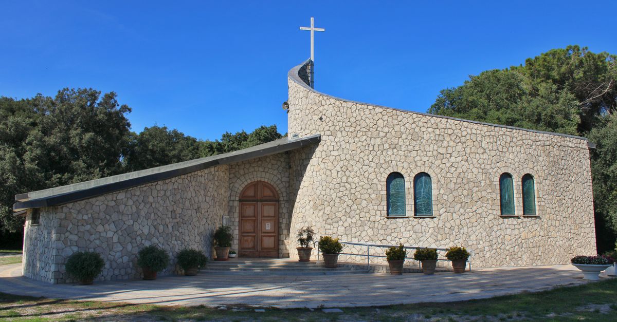 Campanile di una basilica italiana contro il cielo