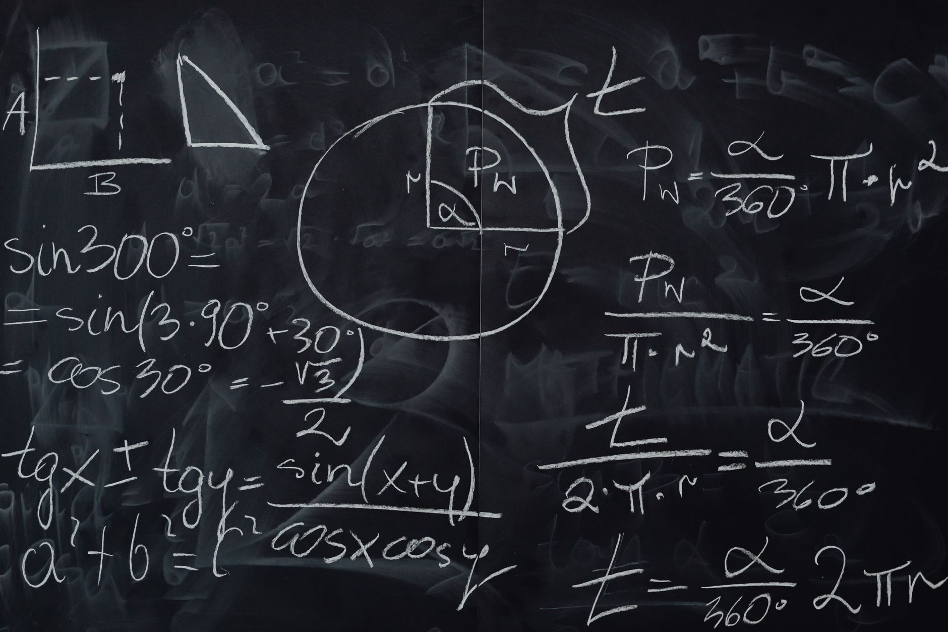 Lavagna coperta di formule ed equazioni matematiche