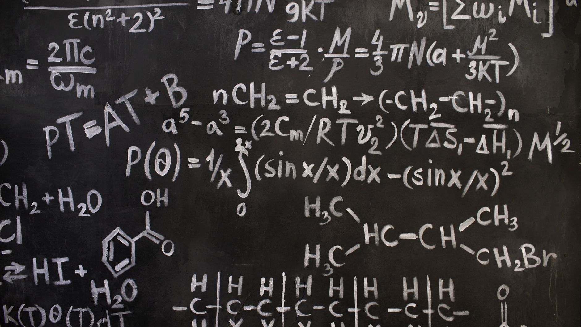 Aula universitaria con lavagna e appunti di matematica