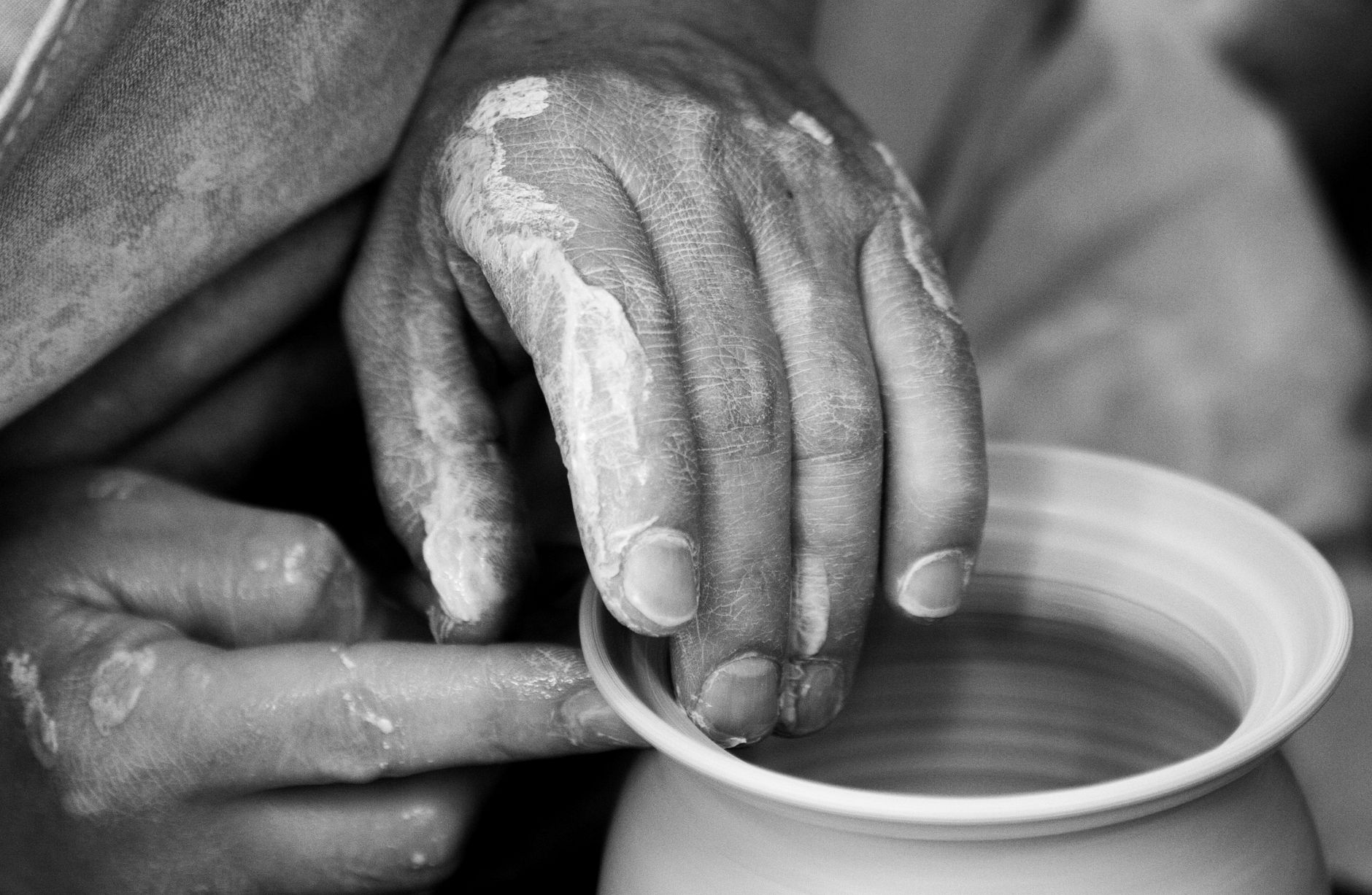 Artigiano al lavoro con dedizione e cura