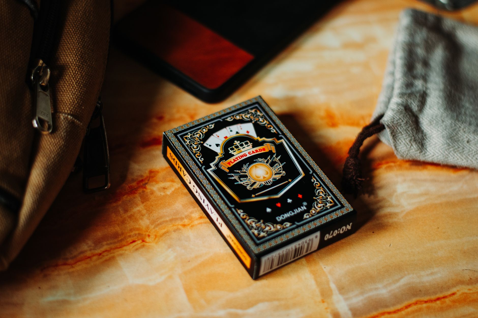 Mazzo di carte da gioco mescolate su un tavolo