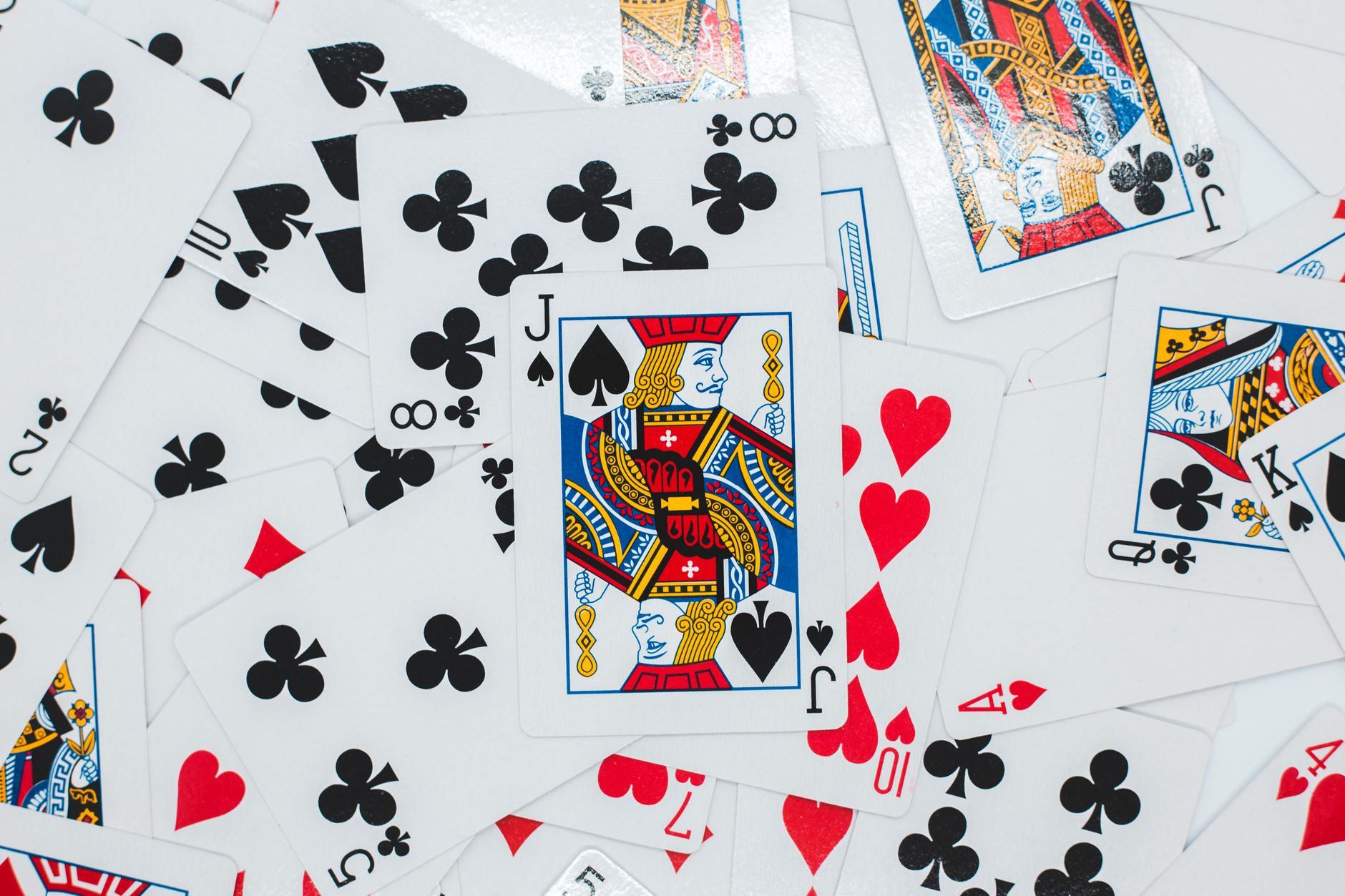 Carte da gioco disposte a ventaglio con i semi in evidenza