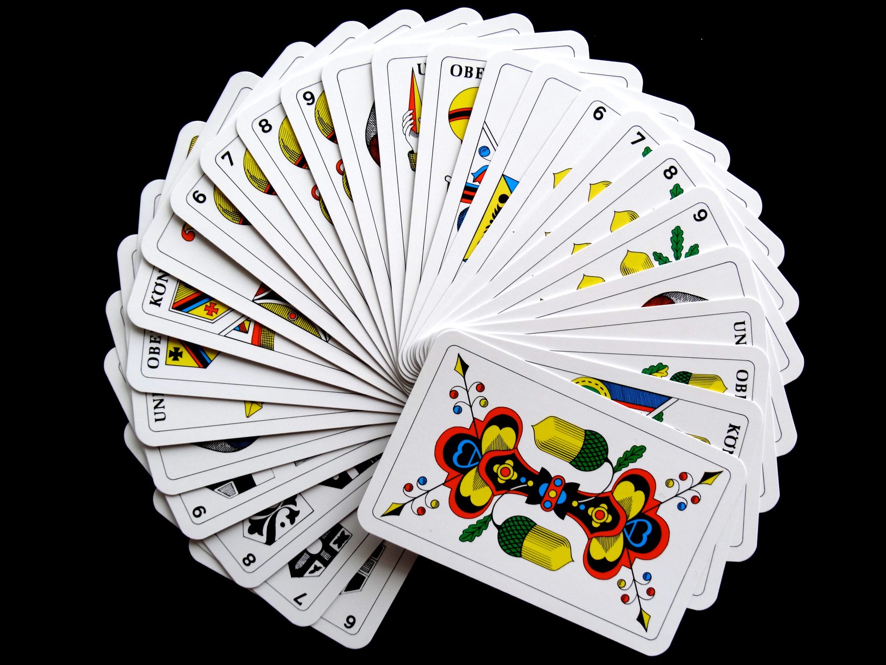 Carte da poker sparse su un tavolo verde