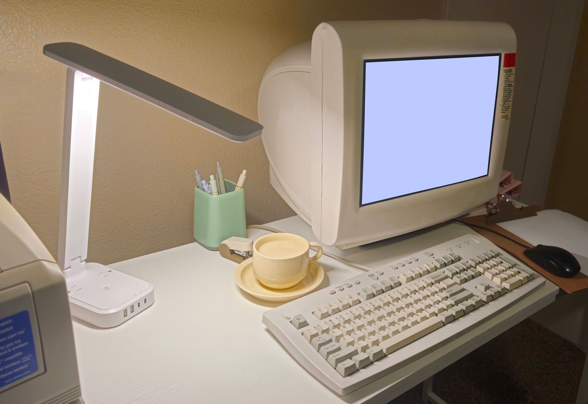 Vecchio computer degli anni Novanta con monitor a tubo catodico