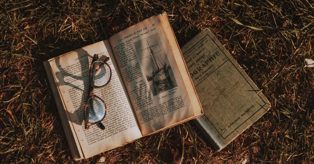Libro aperto appoggiato su un tavolo di legno