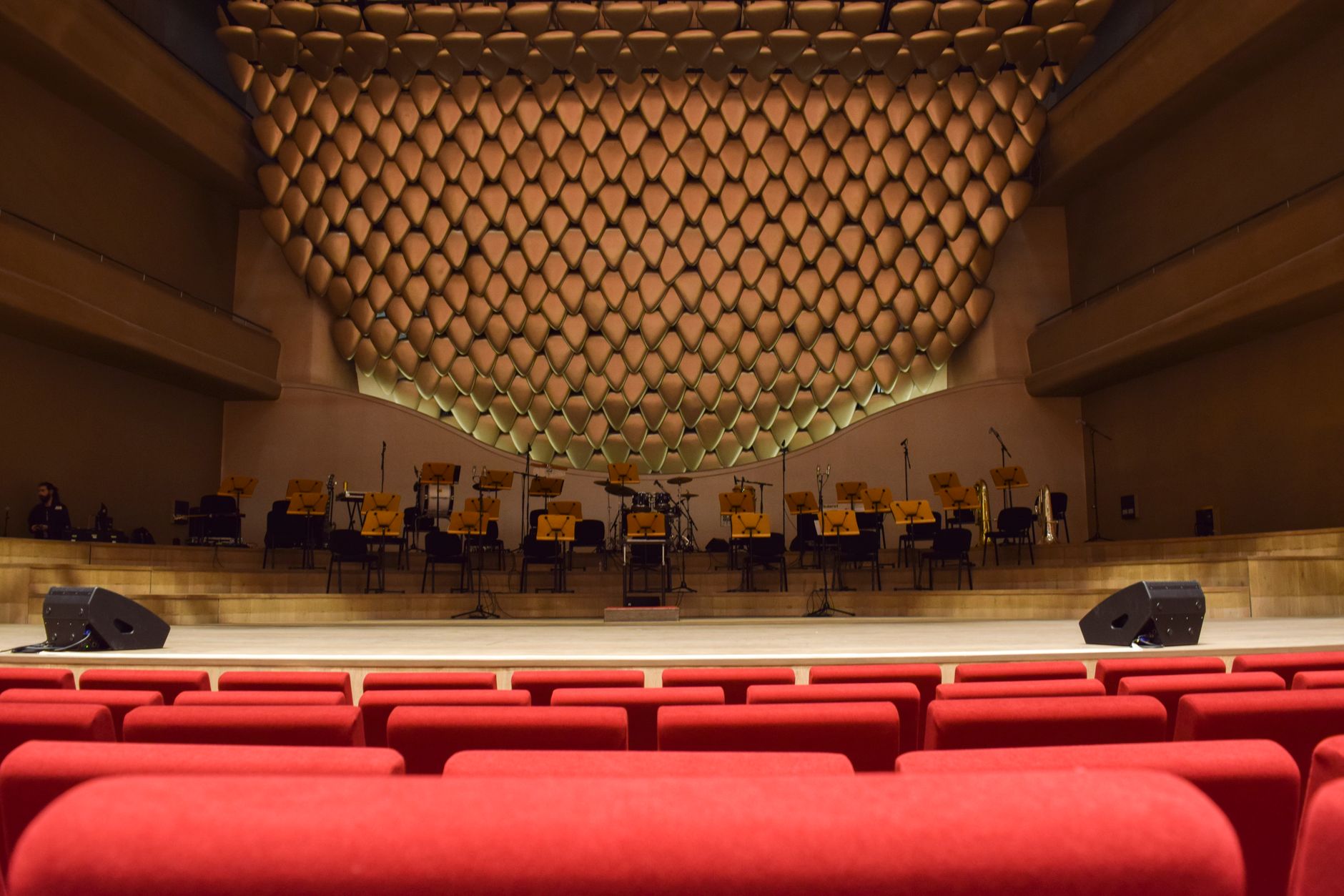 Interno di un teatro storico con platea e palchi