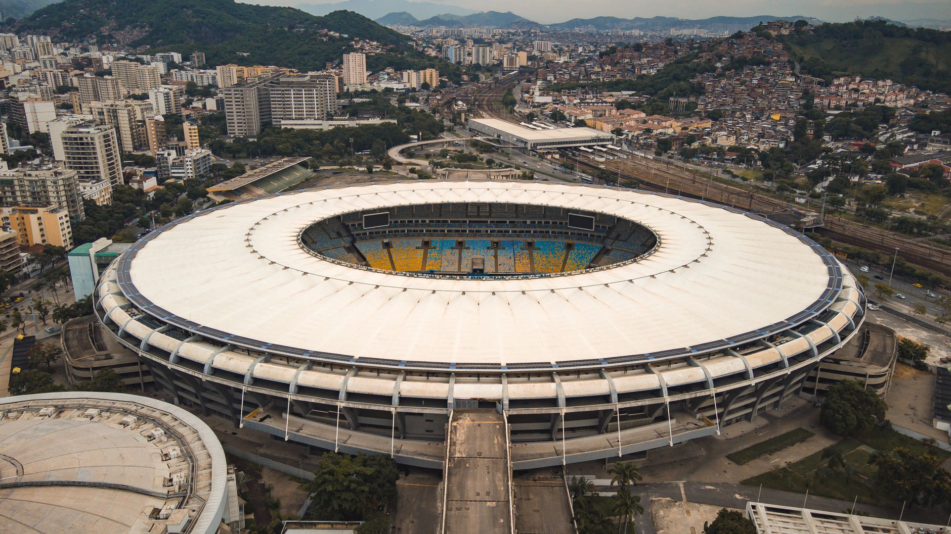 Stadio di calcio pieno di tifosi durante una partita internazionale