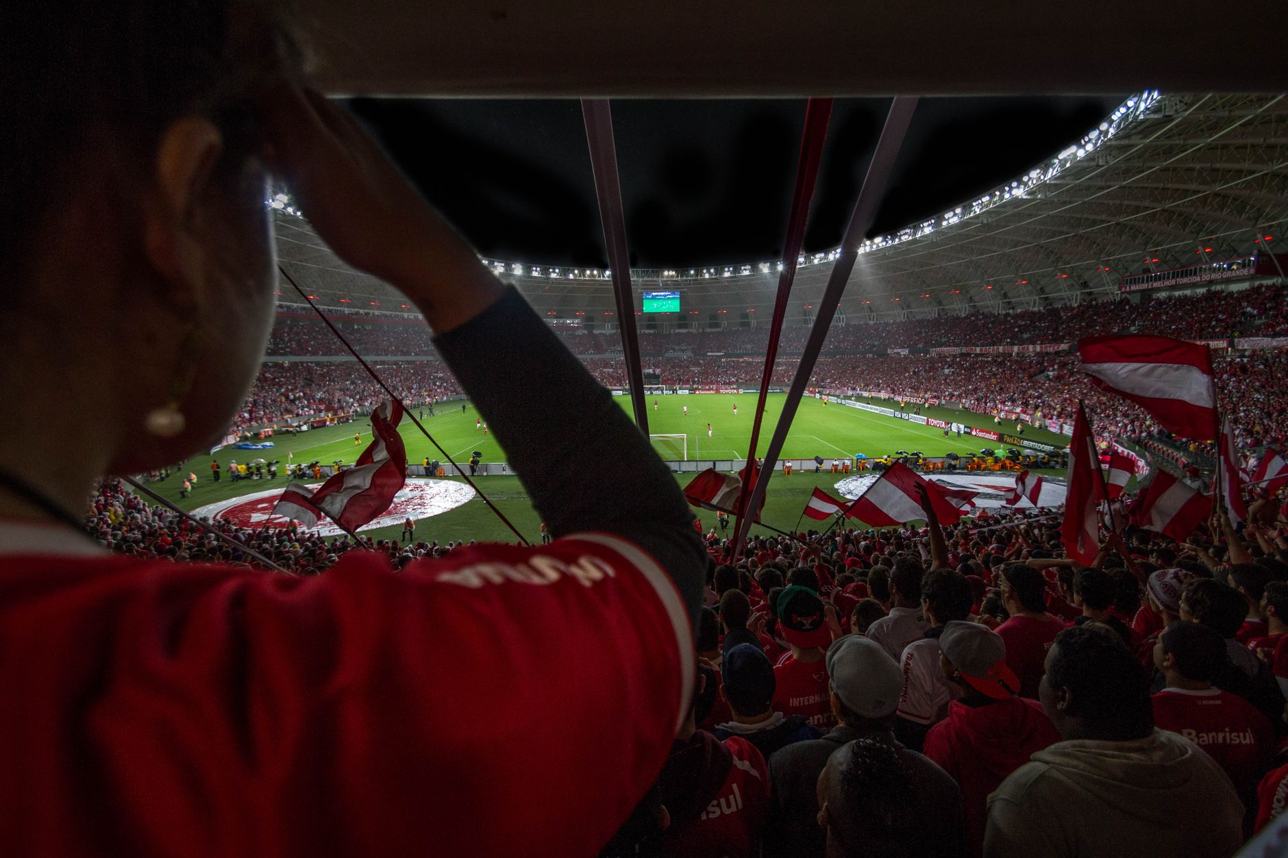 Pallone da calcio sul dischetto del centrocampo di uno stadio