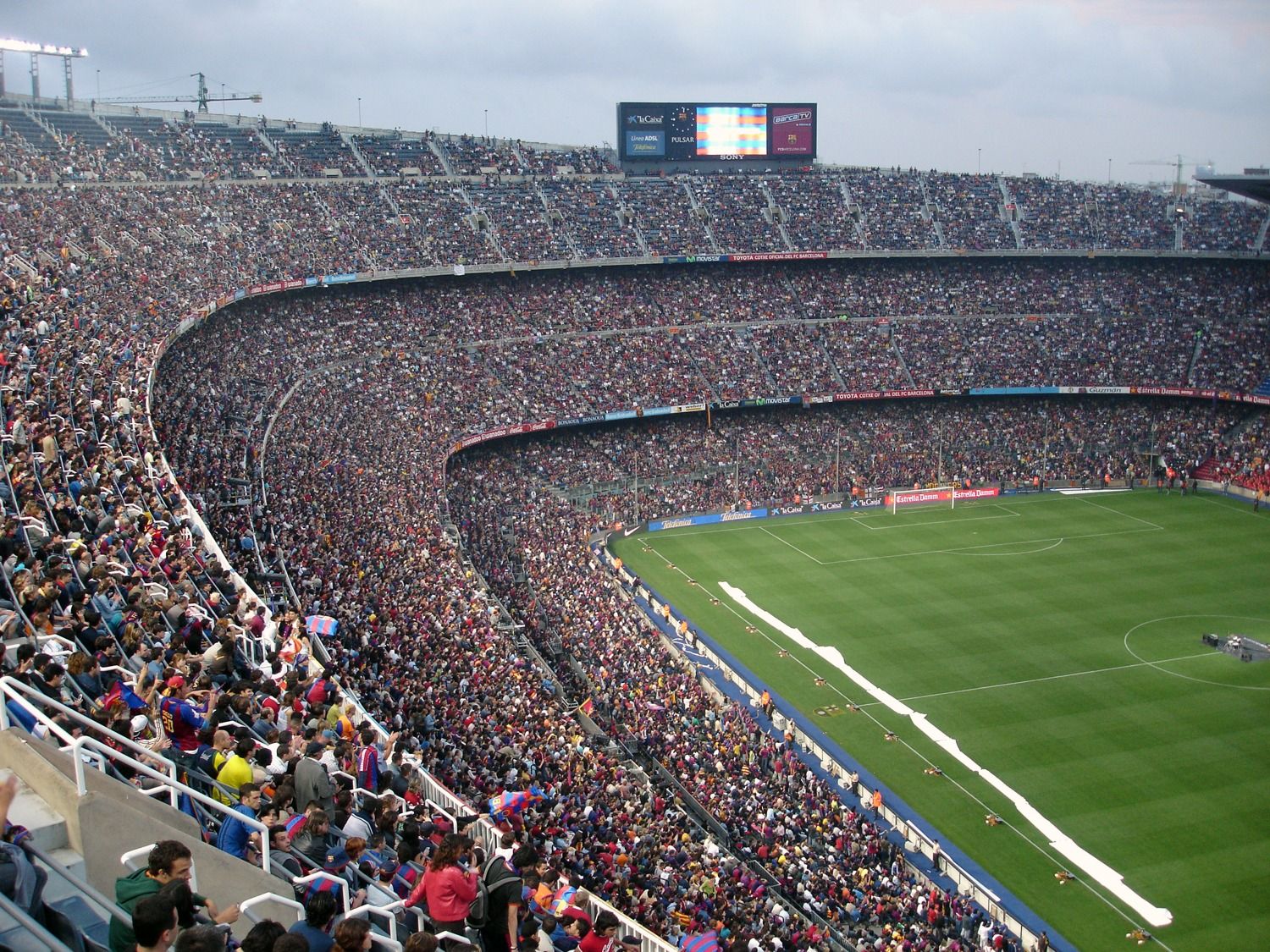 Tifosi con sciarpe e bandiere sugli spalti di uno stadio