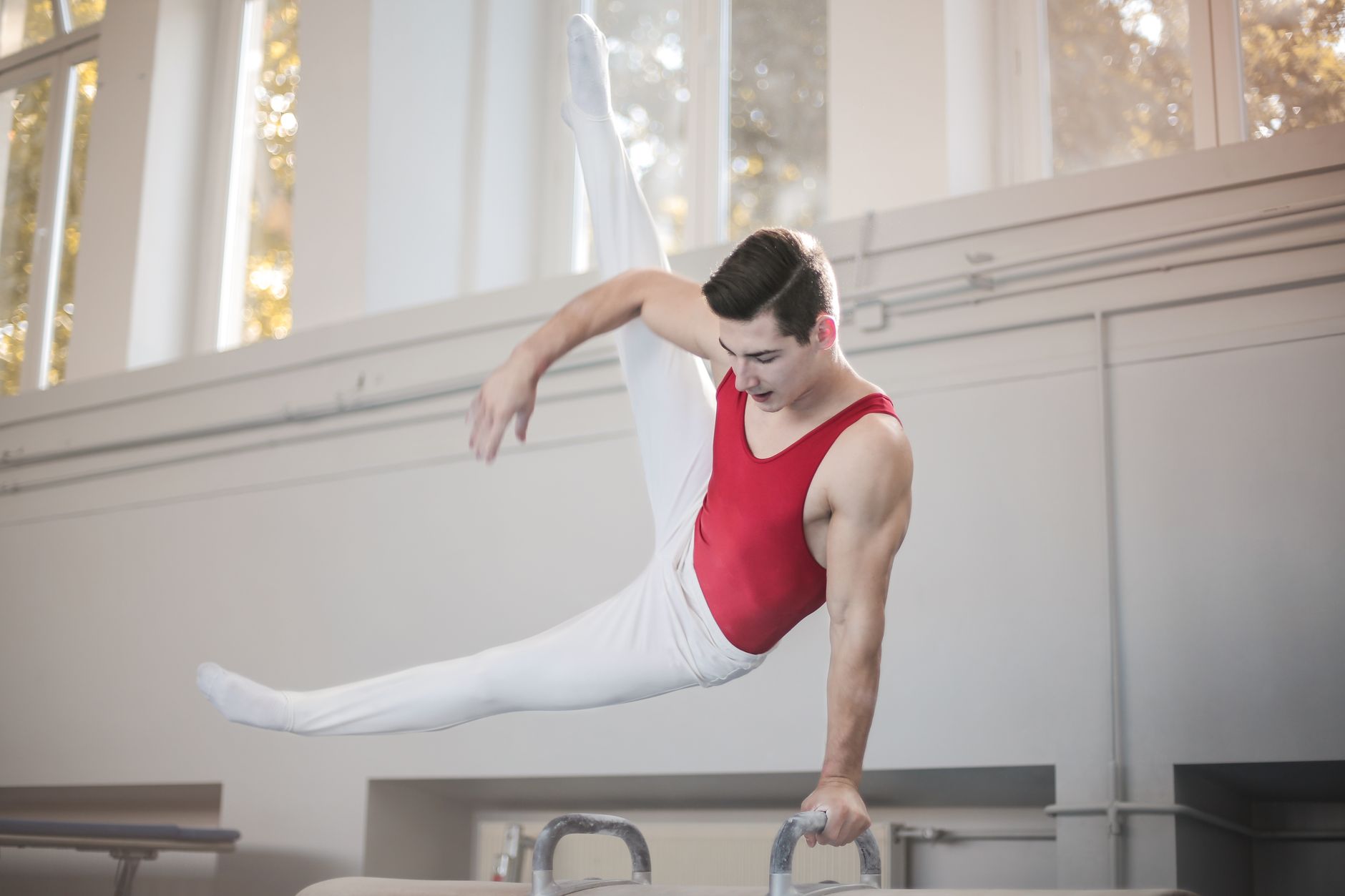 Ginnasta impegnata in un esercizio di ginnastica artistica