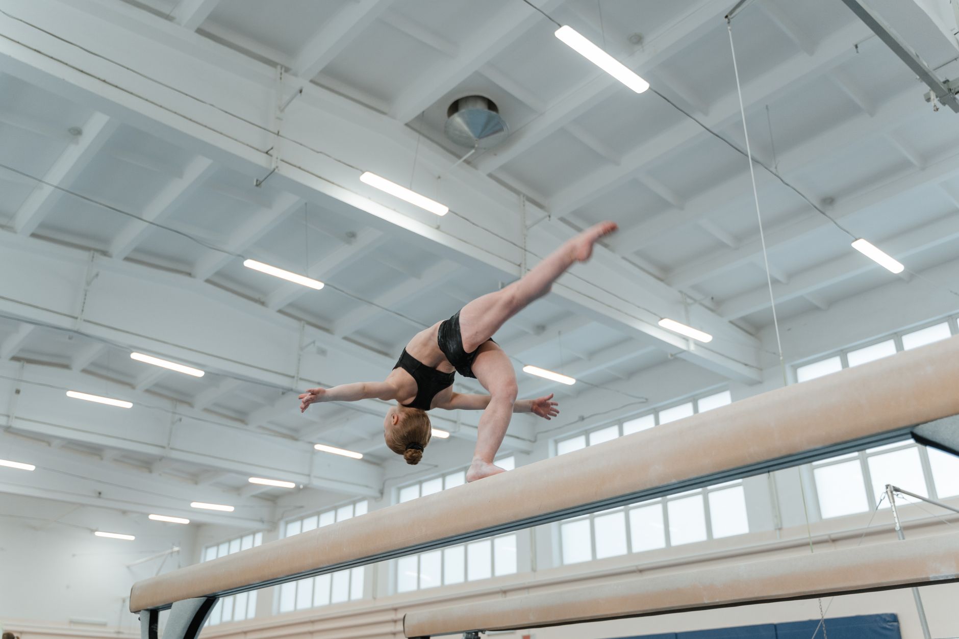 Atleta alle parallele durante una prova di ginnastica