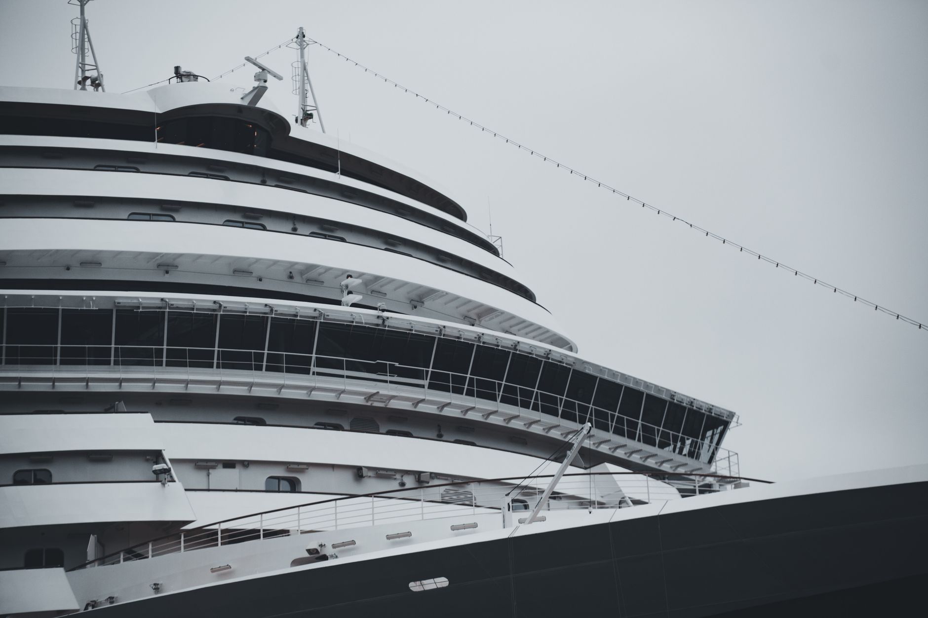 Grande transatlantico che solca l'oceano, immagine evocativa dell'Andrea Doria