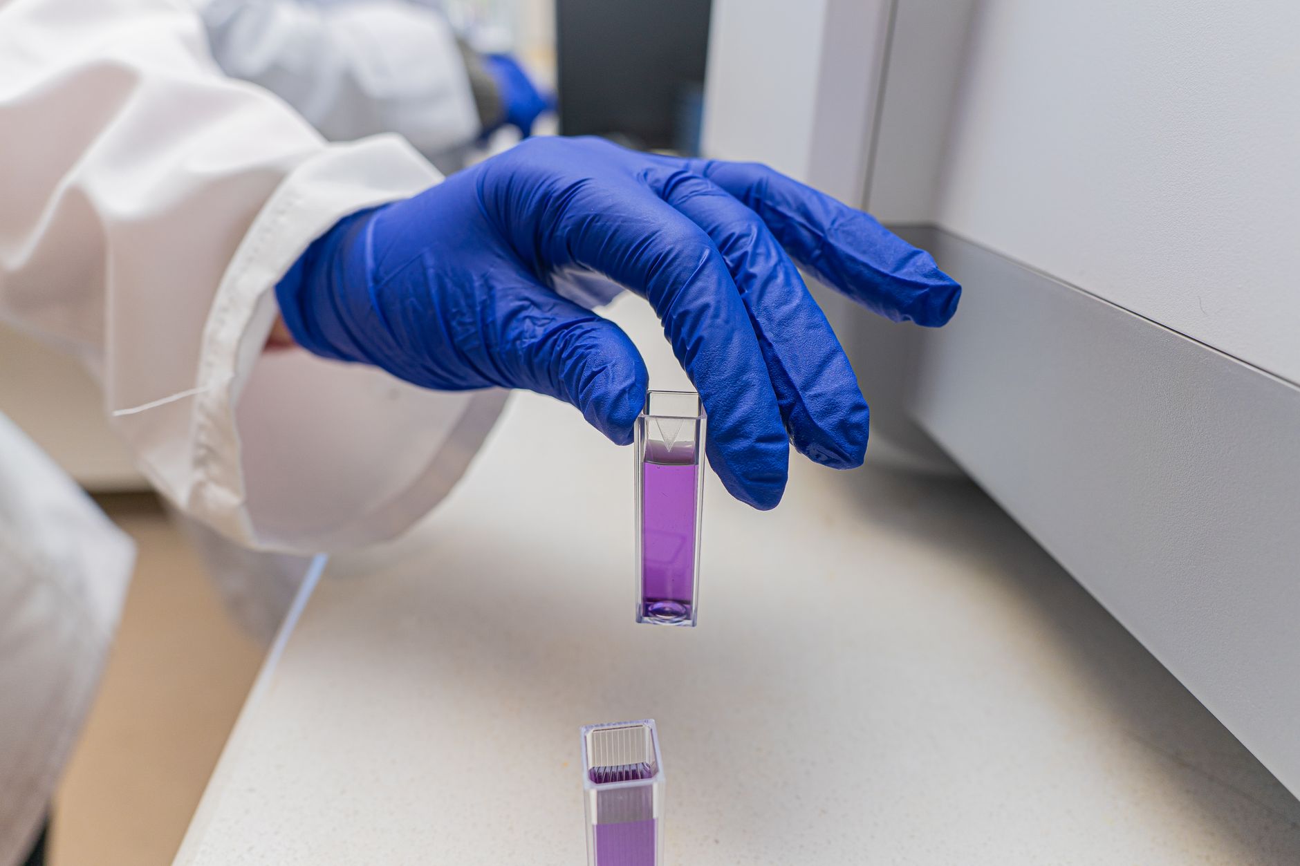 Ricercatori al lavoro in un laboratorio medico