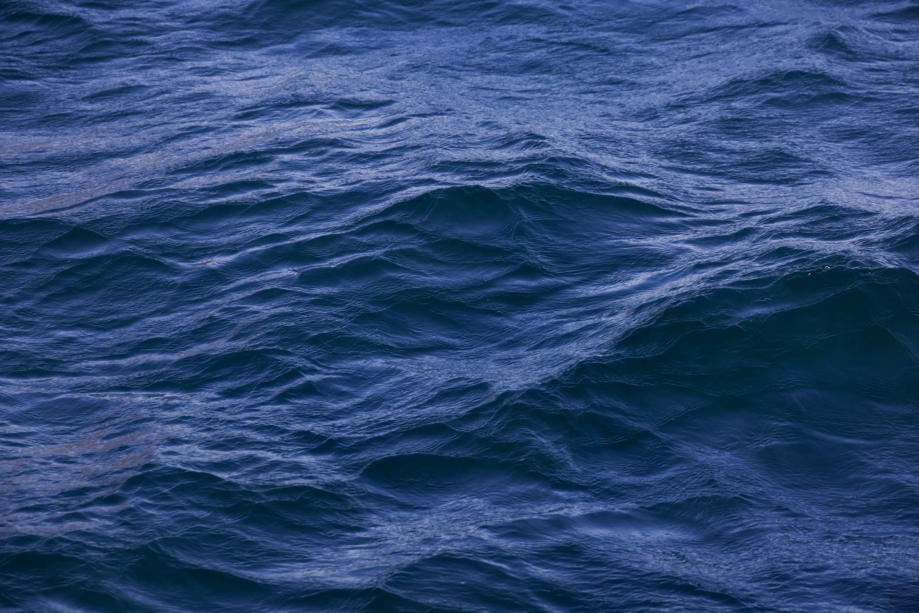 Acque profonde e blu dell'oceano aperto