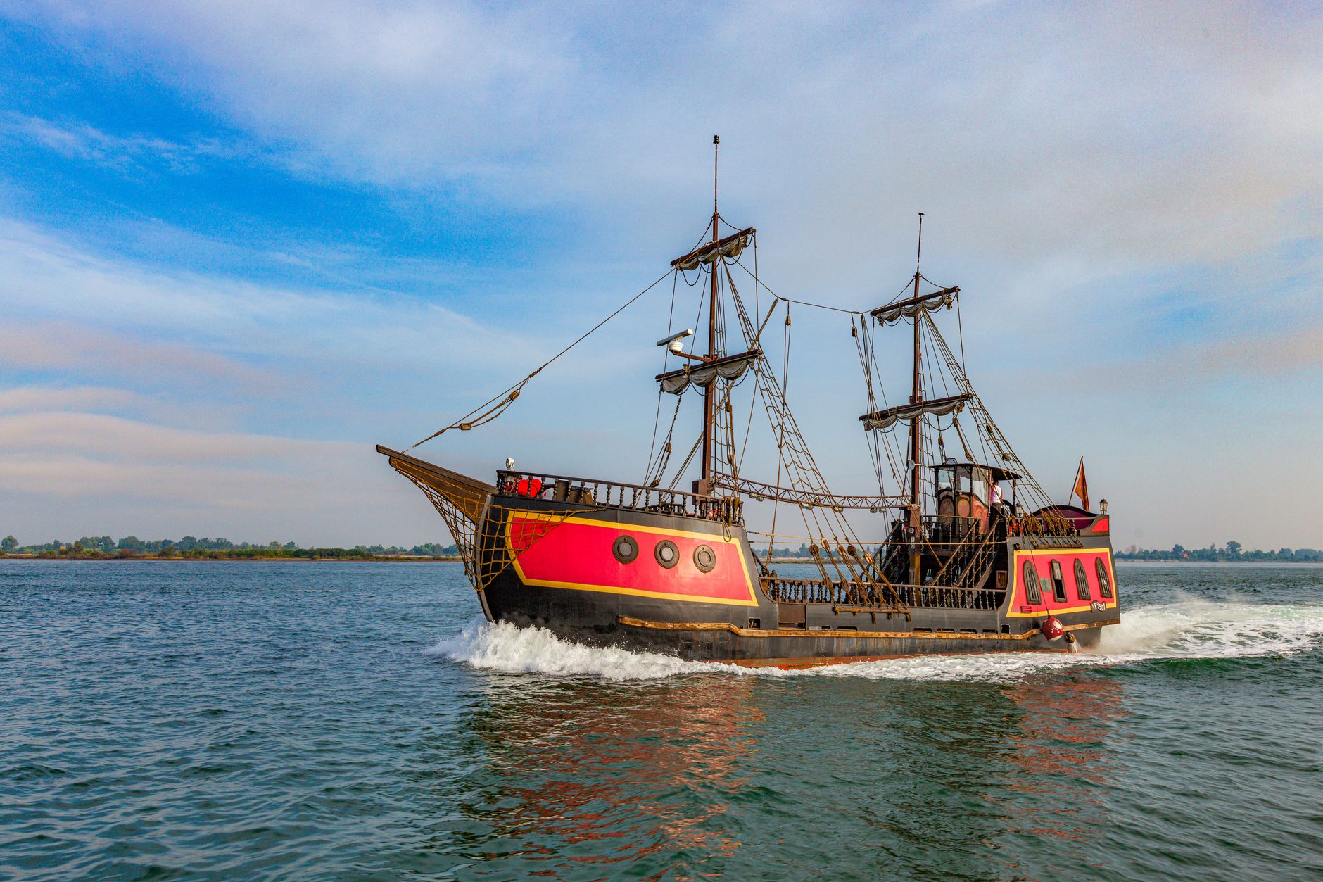 Nave pirata che solca il mare aperto