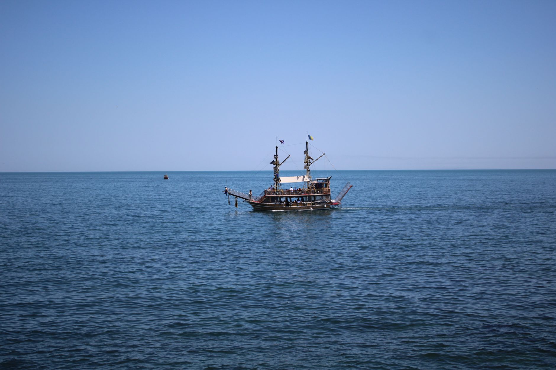 Baule del tesoro pieno di monete d'oro
