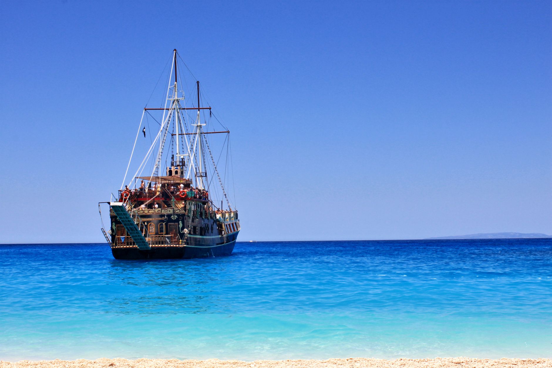 Oceano e nave all'orizzonte