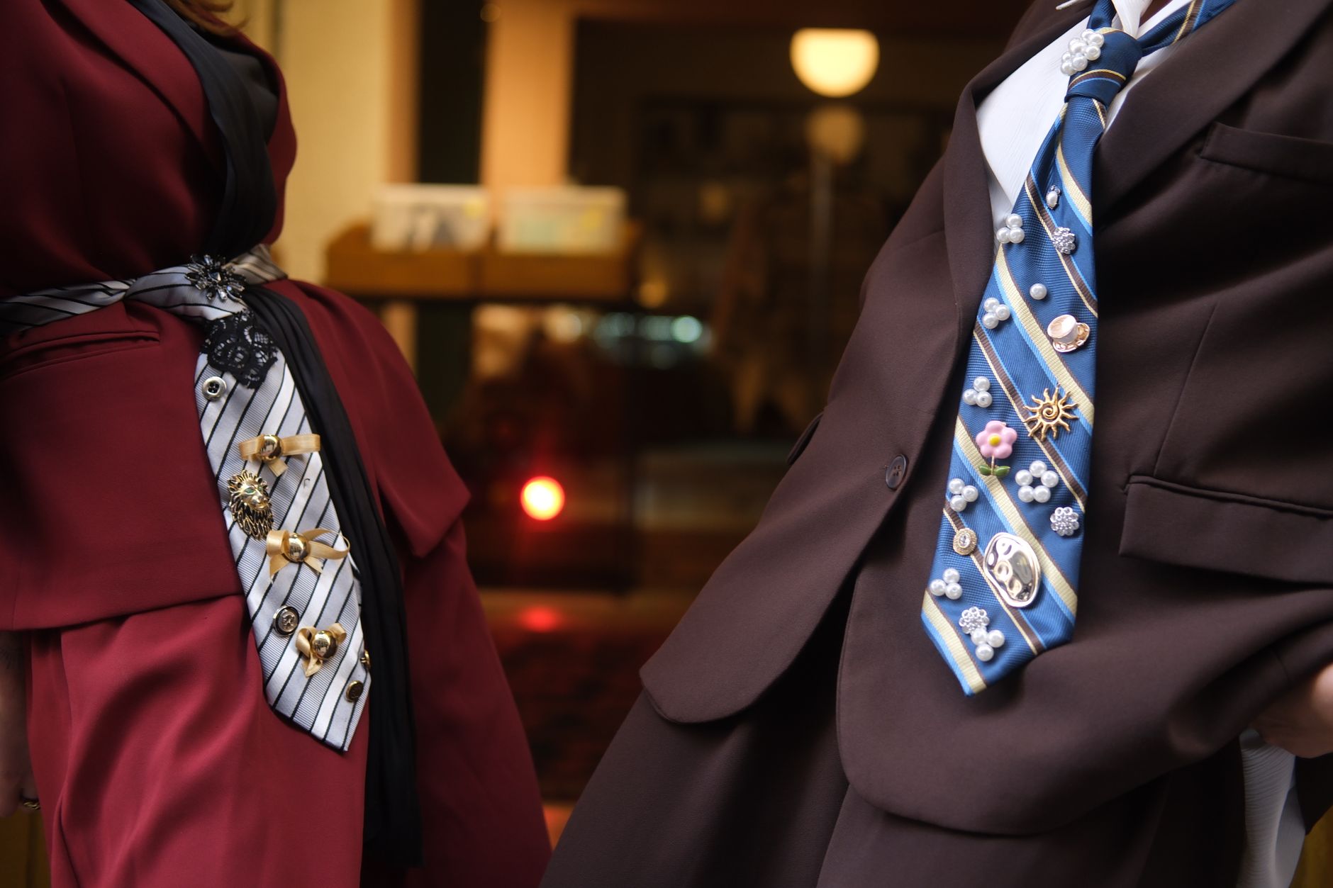 Cravatta annodata con eleganza su una camicia