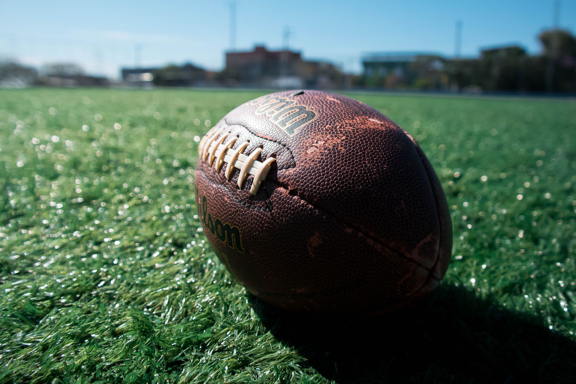 Vecchio pallone da calcio in cuoio su un campo d'erba
