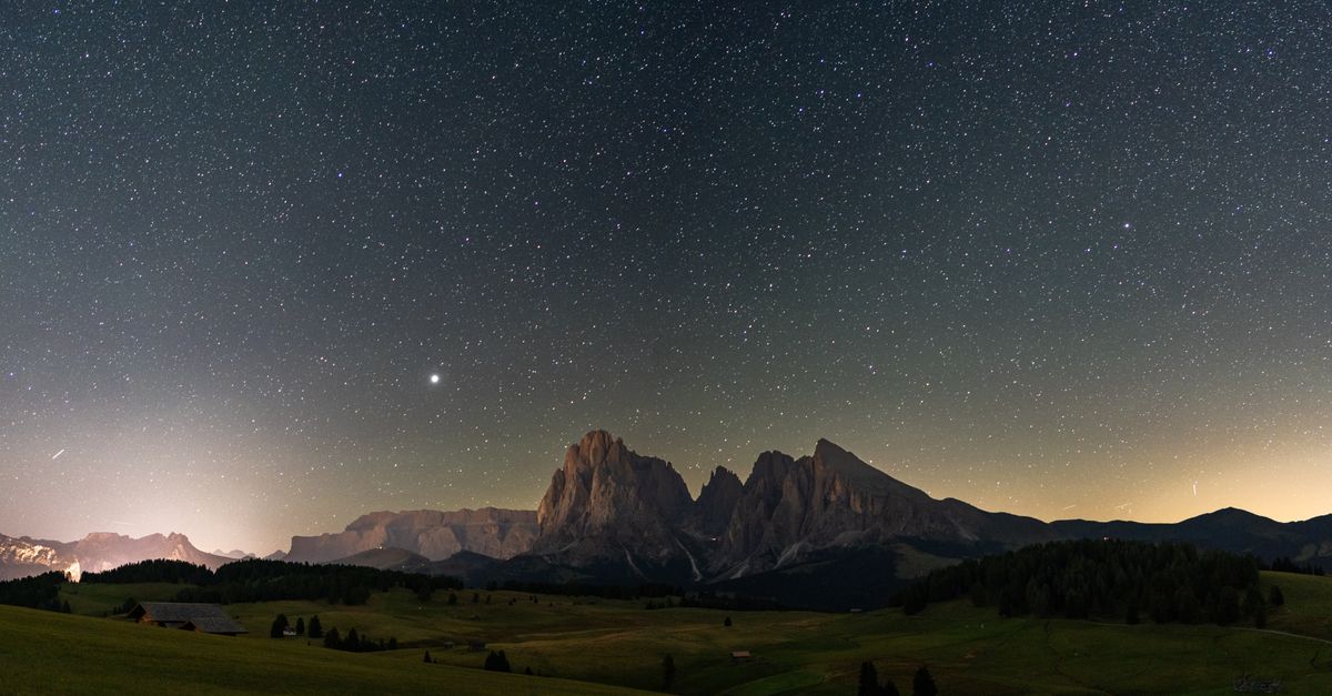 Cielo notturno stellato con la Via Lattea