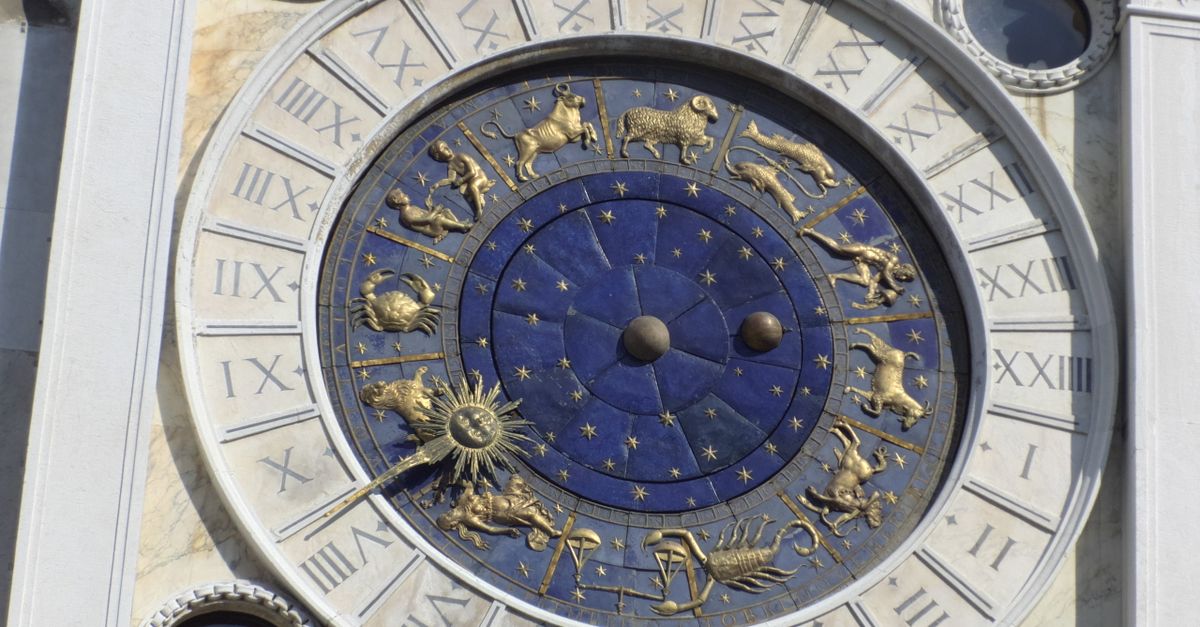 Cielo stellato notturno con lo zodiaco per l'oroscopo del giorno