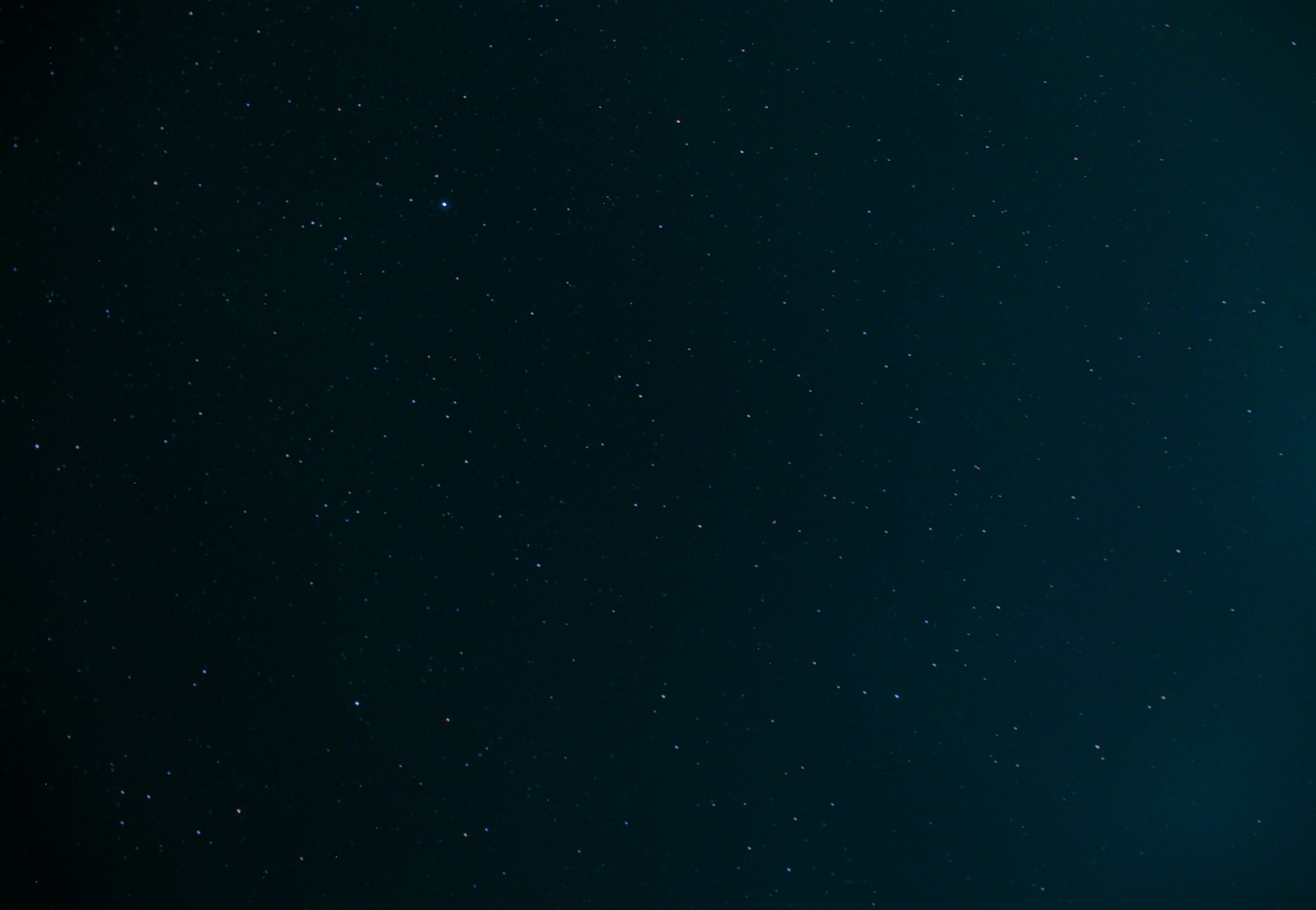 Cielo stellato notturno con la Via Lattea