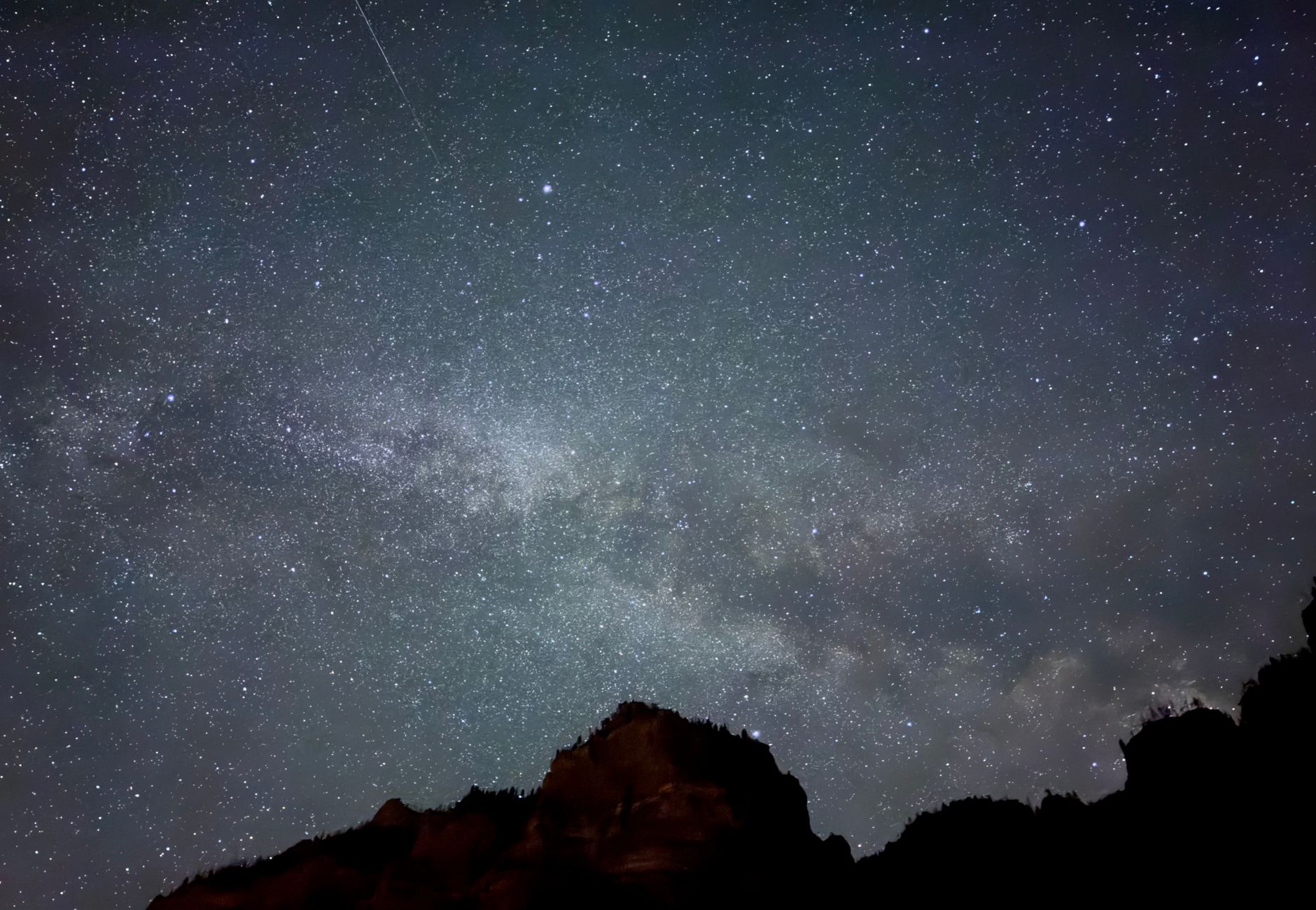 Costellazioni luminose nel cielo notturno