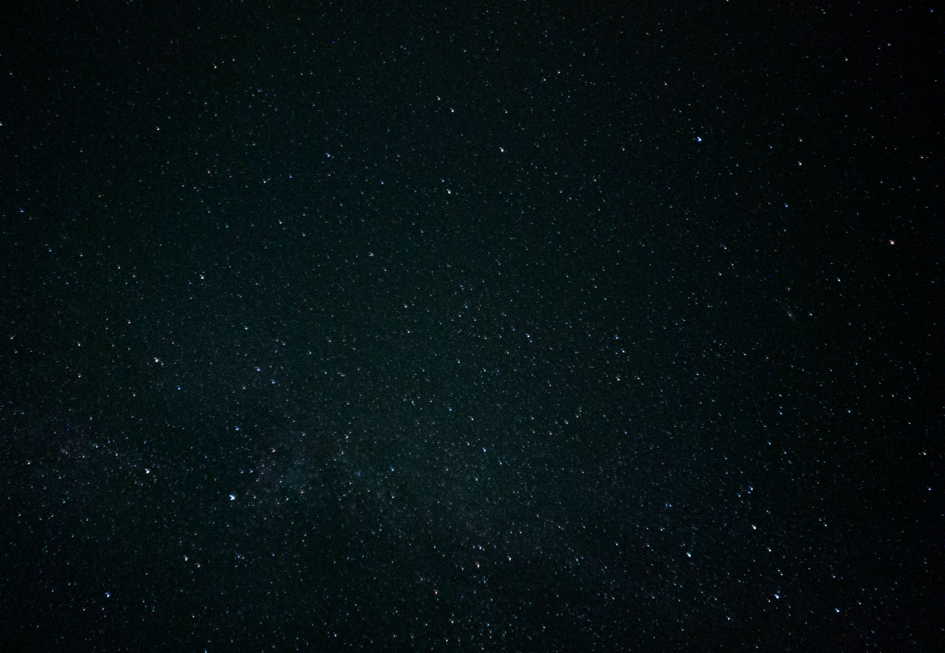 Notte stellata con cielo profondo e stelle brillanti