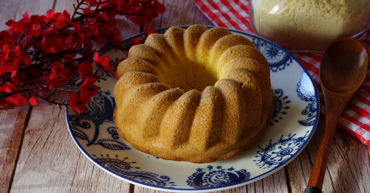 Lo zucchero a velo che ricopre il pandoro come una nevicata.