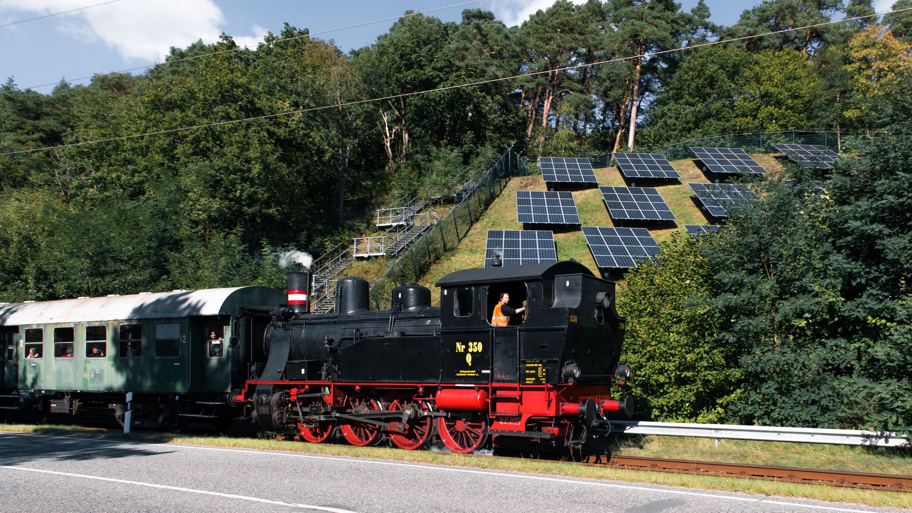 Binari ferroviari che si estendono verso l'orizzonte
