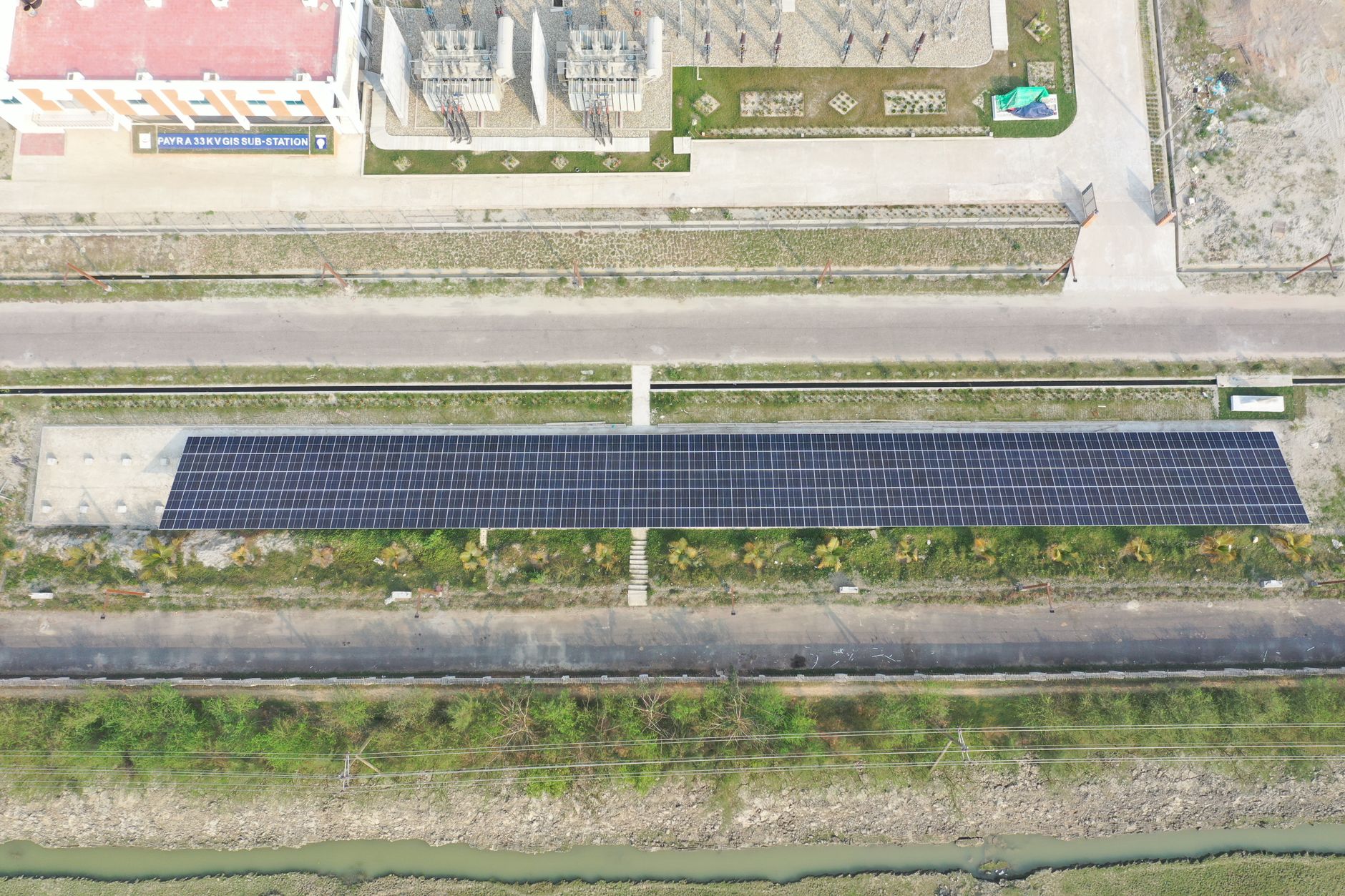 Pannelli solari fotovoltaici sotto il sole