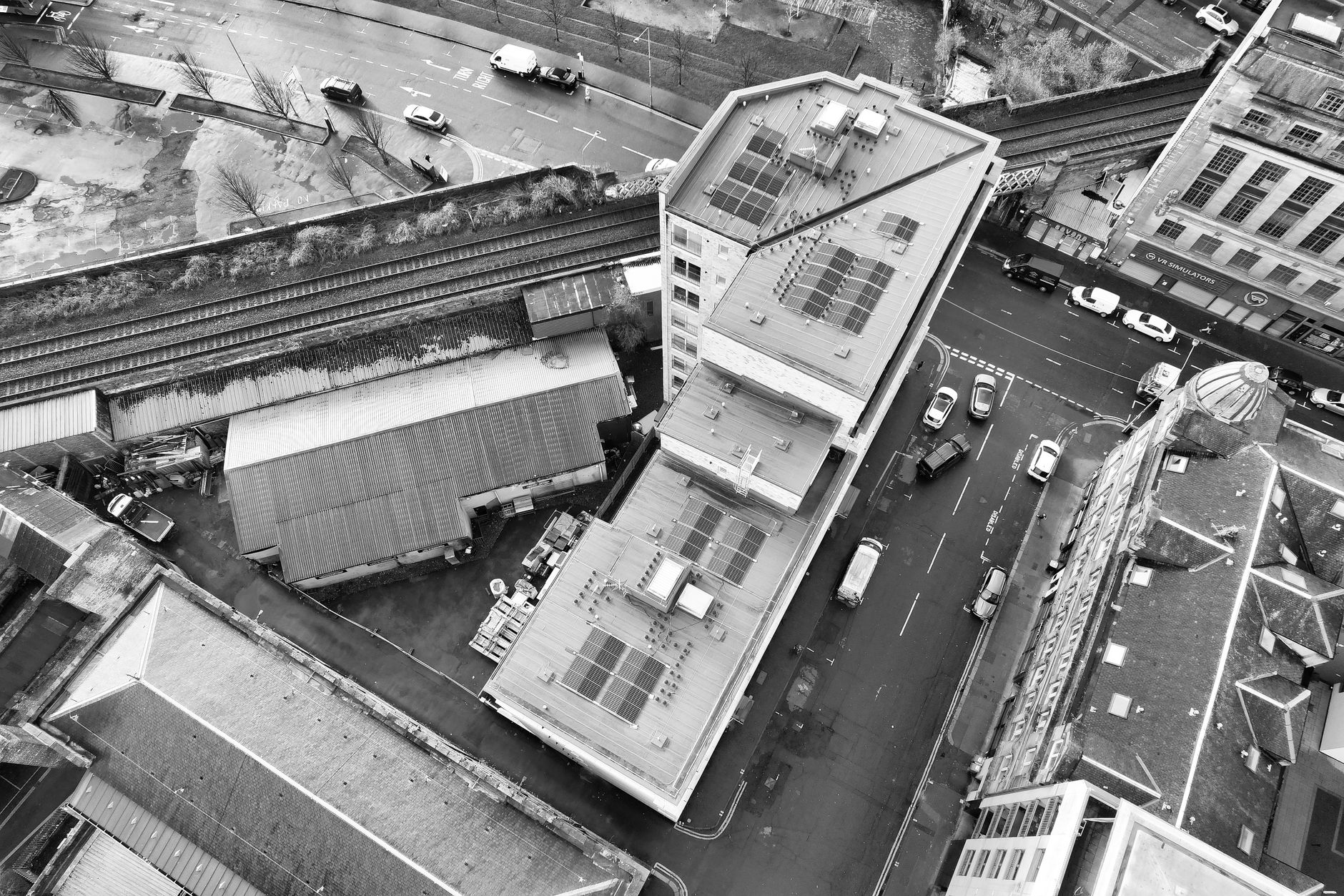 Rotaie di una ferrovia in un paesaggio aperto
