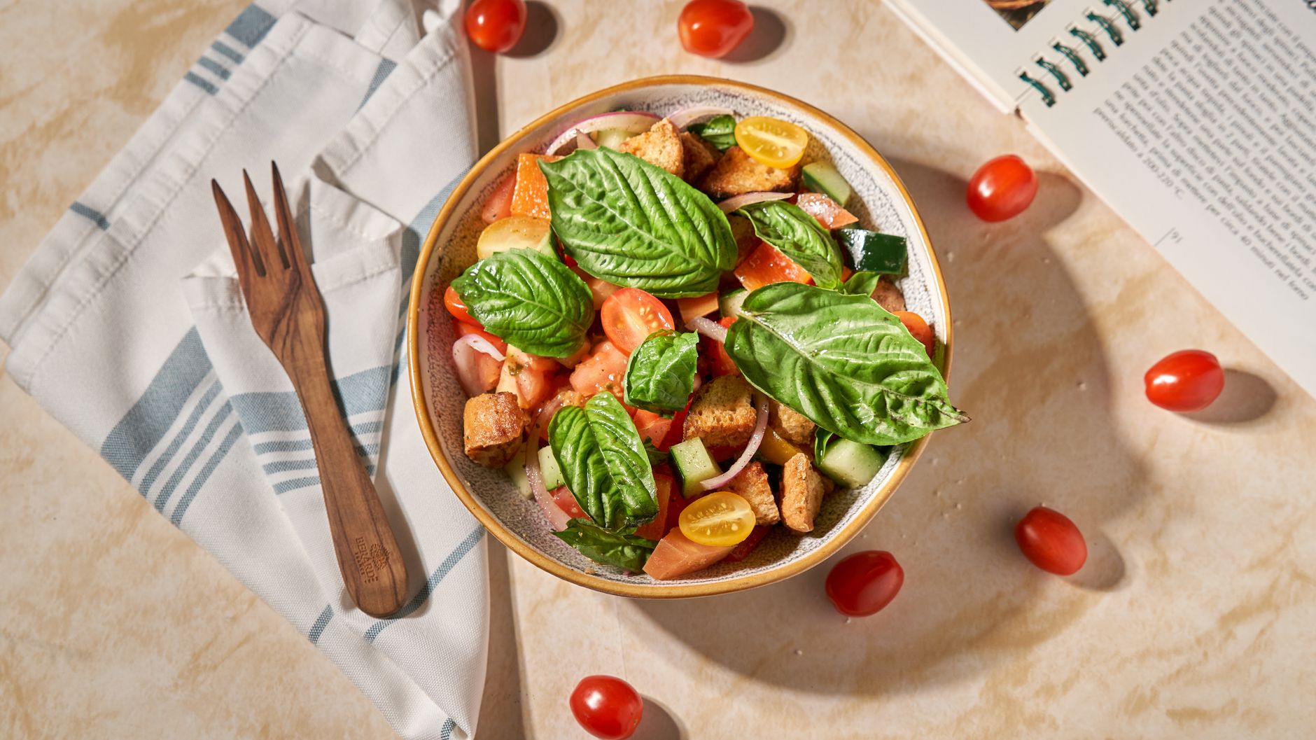 La panzanella, insalata di pane raffermo e pomodori.