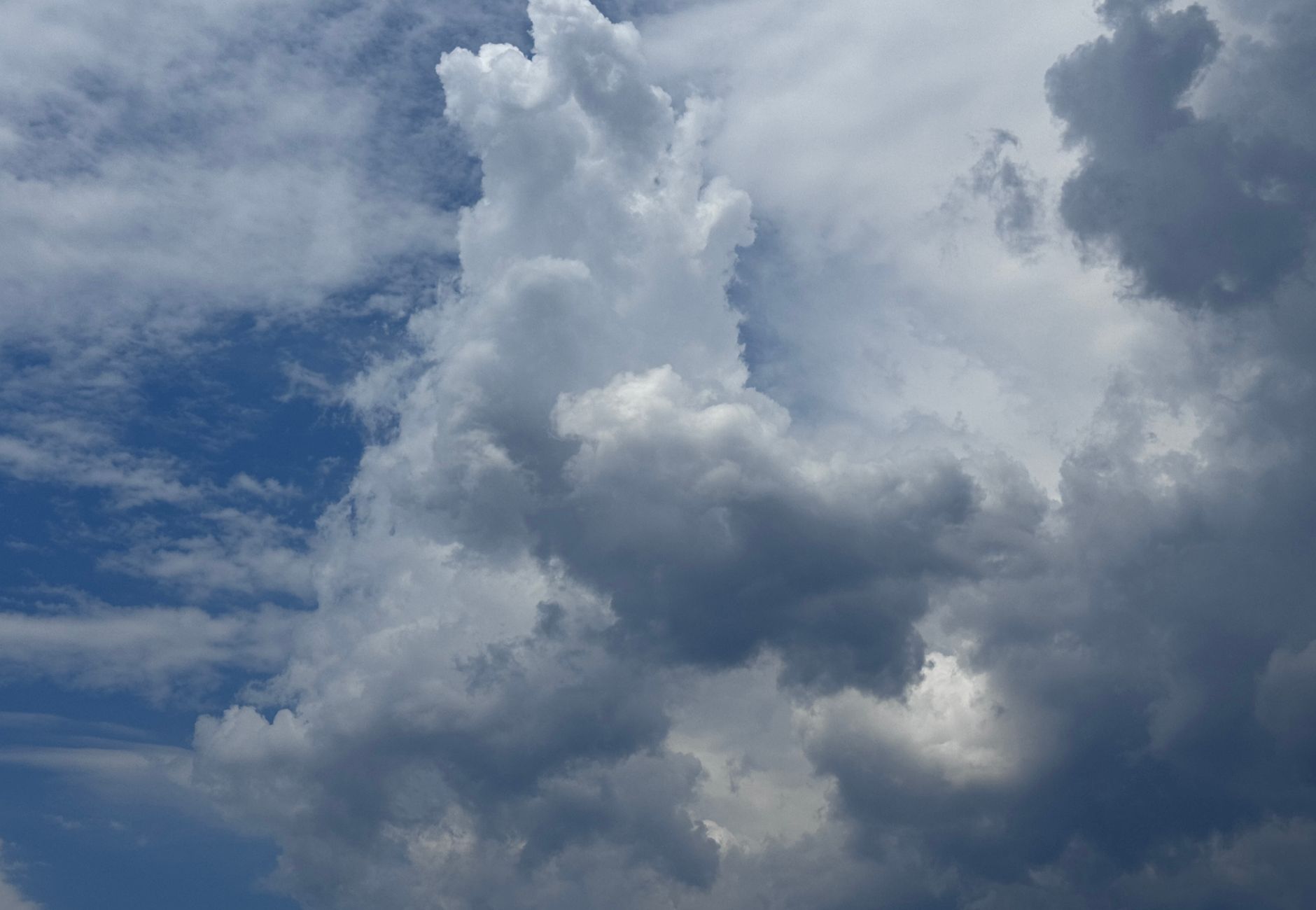 Cielo azzurro con nuvole bianche in una giornata serena