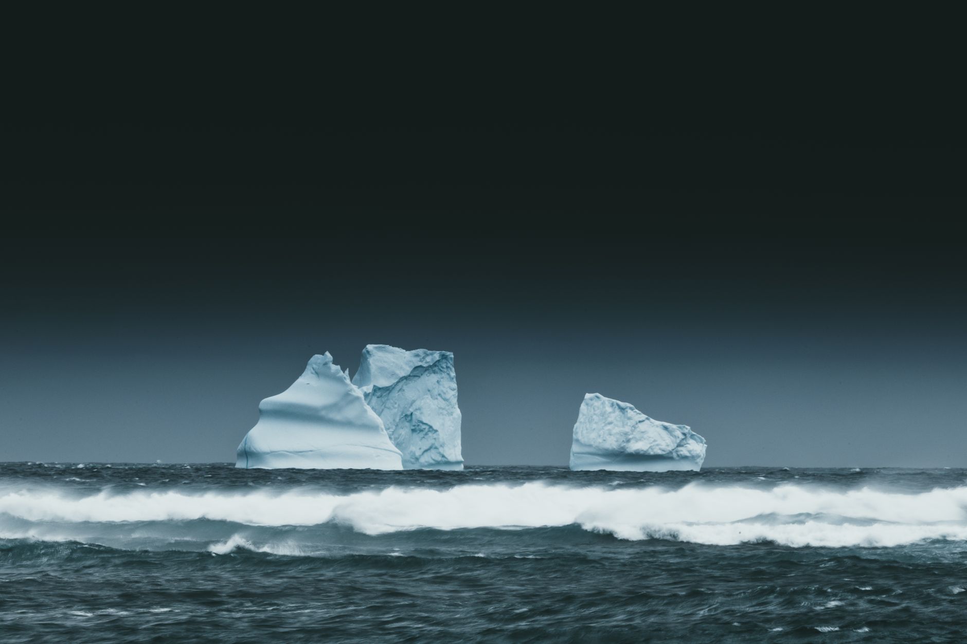 Grande iceberg che galleggia sull'oceano con parte sommersa visibile