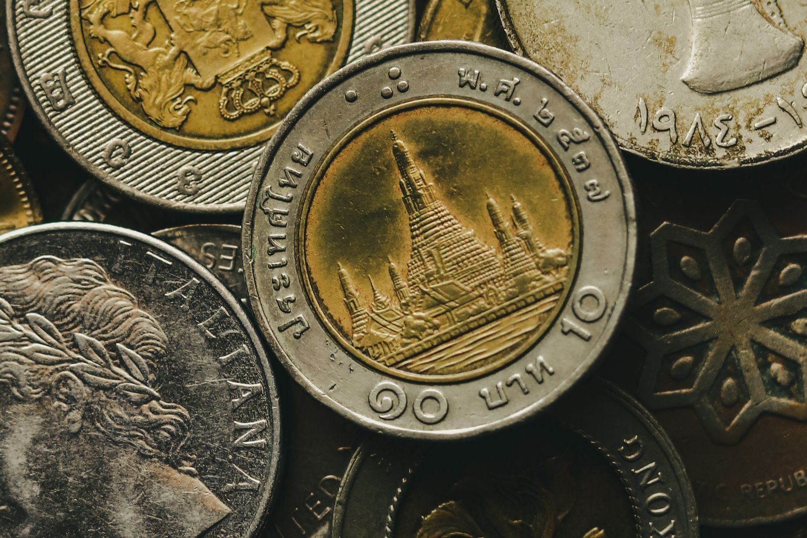 Pila di monete d'oro e d'argento in primo piano