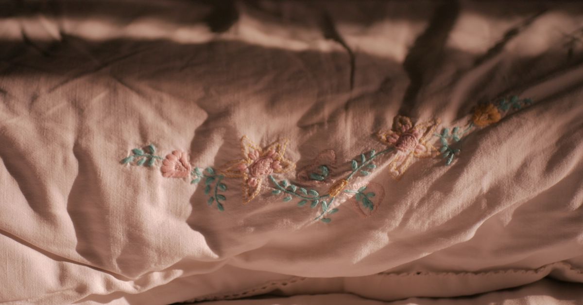 Persona addormentata a letto in una stanza in penombra