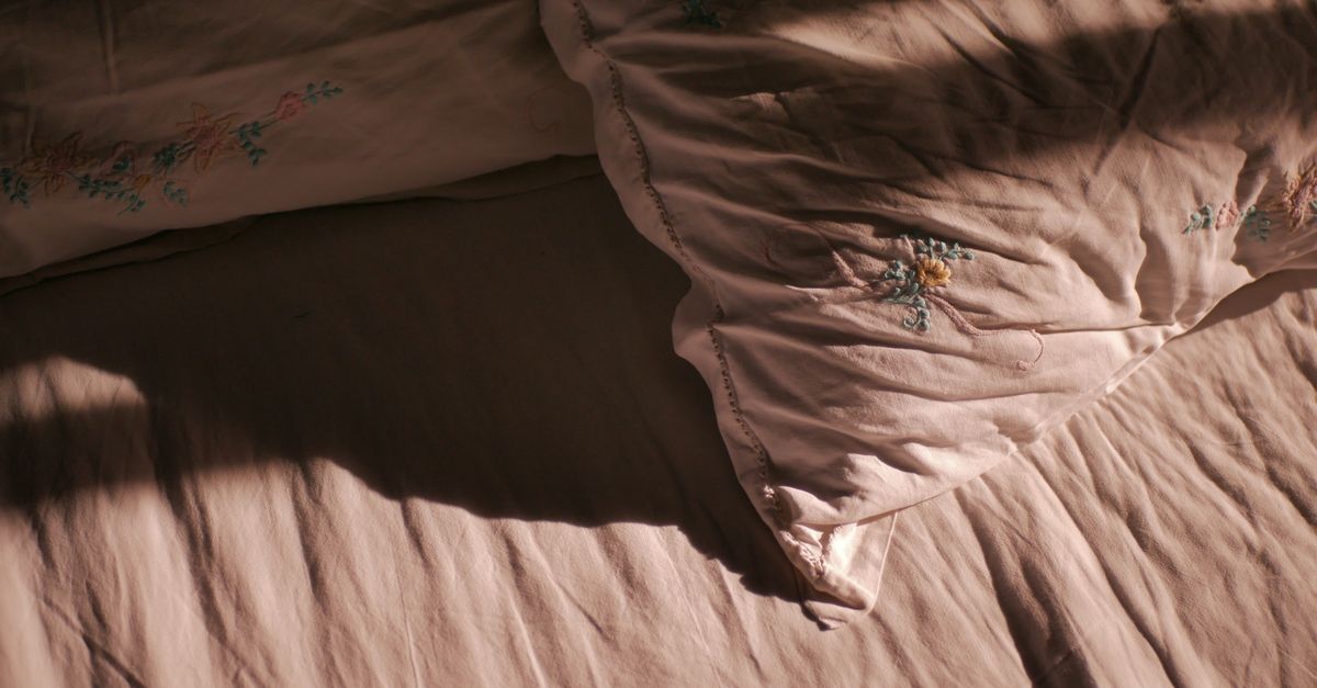 Persona che dorme serena sotto le coperte