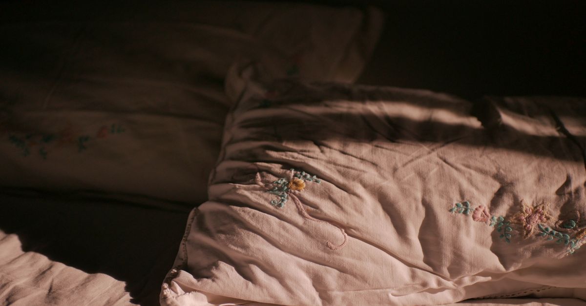 Camera da letto tranquilla con luce soffusa