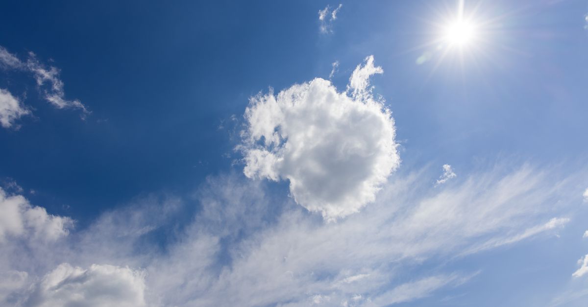 Sole luminoso in un cielo azzurro
